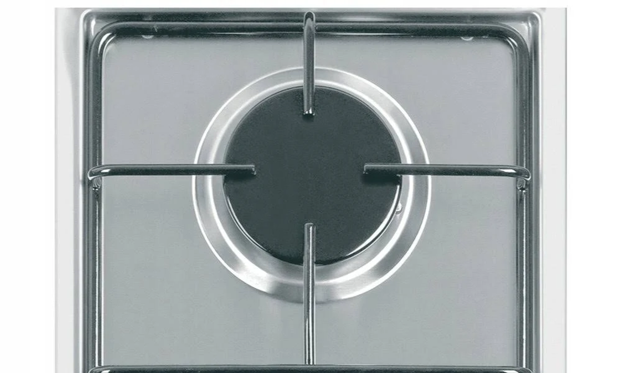 Un primer plano de un quemador de cocina de gas con un anillo plateado.