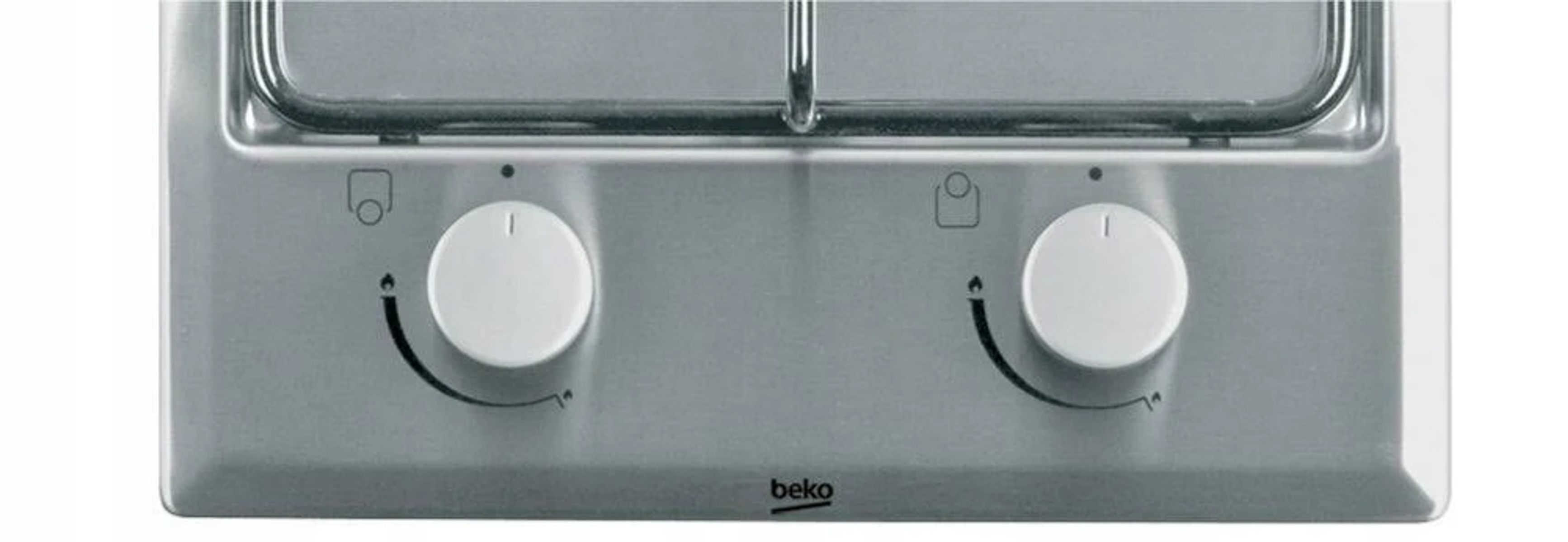 Primer plano de dos perillas en una placa de cocina de acero inoxidable, con 'beko'.