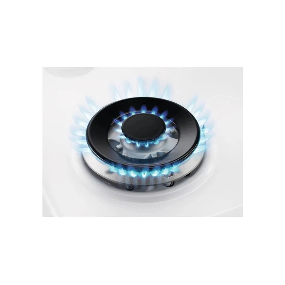 Palnik kuchenki gazowej z niebieskimi płomieniami na białej powierzchni.