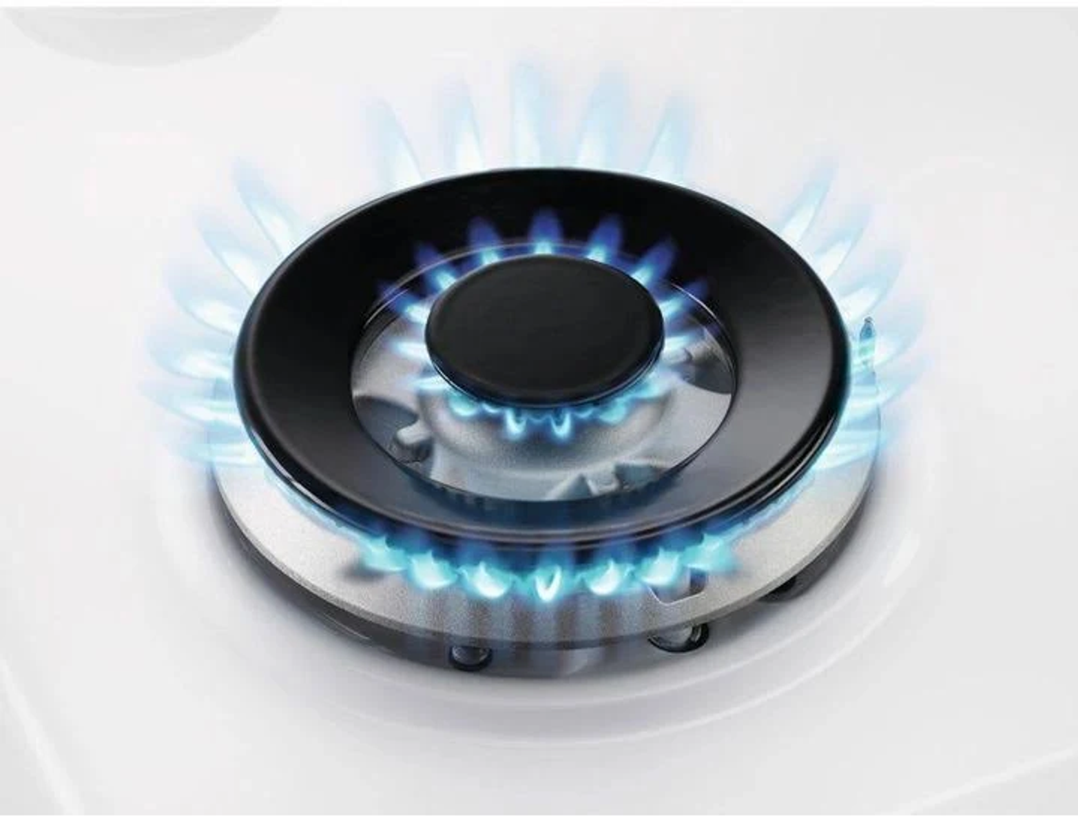 Zbliżenie palnika kuchenki gazowej z niebieskimi płomieniami.