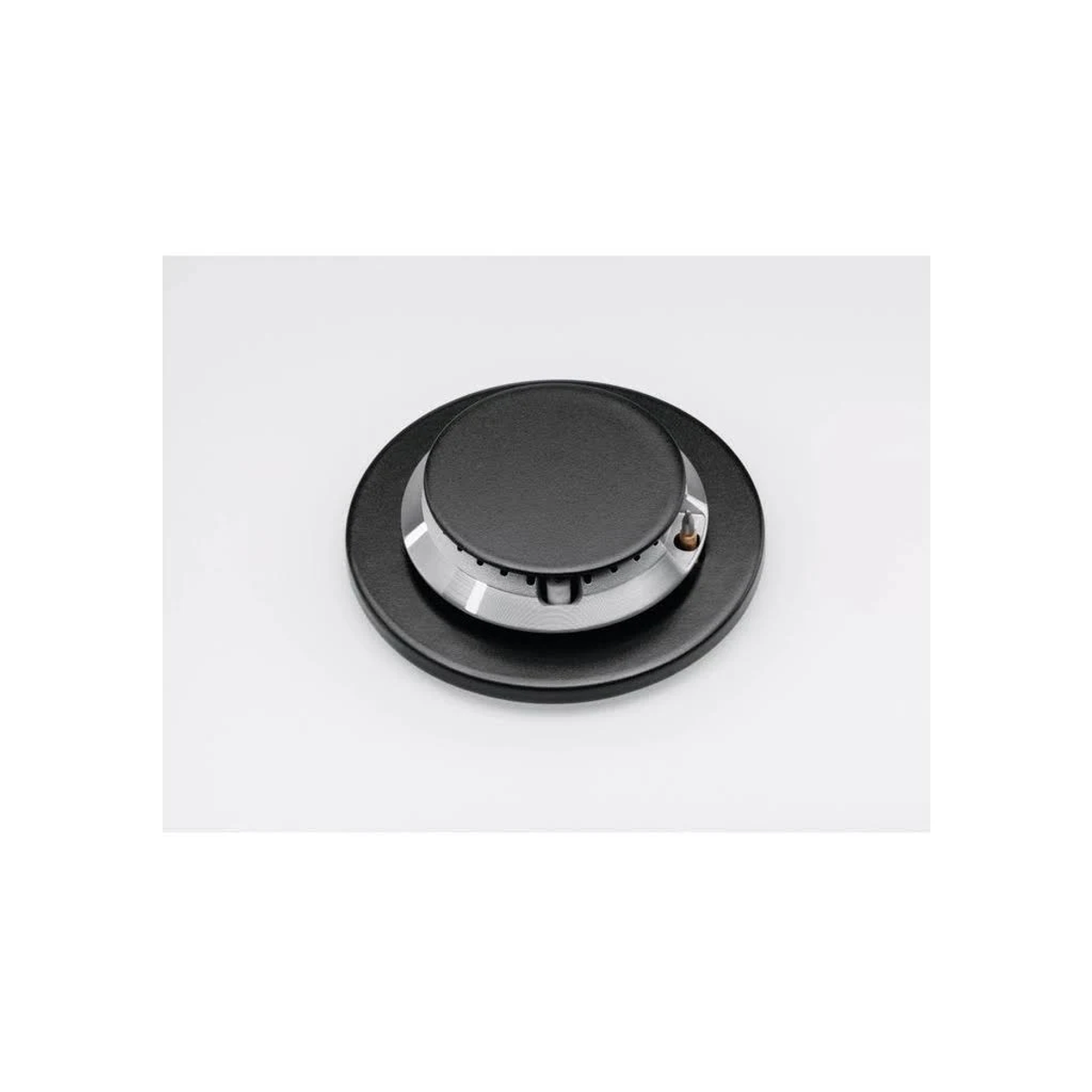 Czarny pokrętło sterowania palnikiem ze srebrną obwódką na białej powierzchni. Pochodzi z kuchenki.