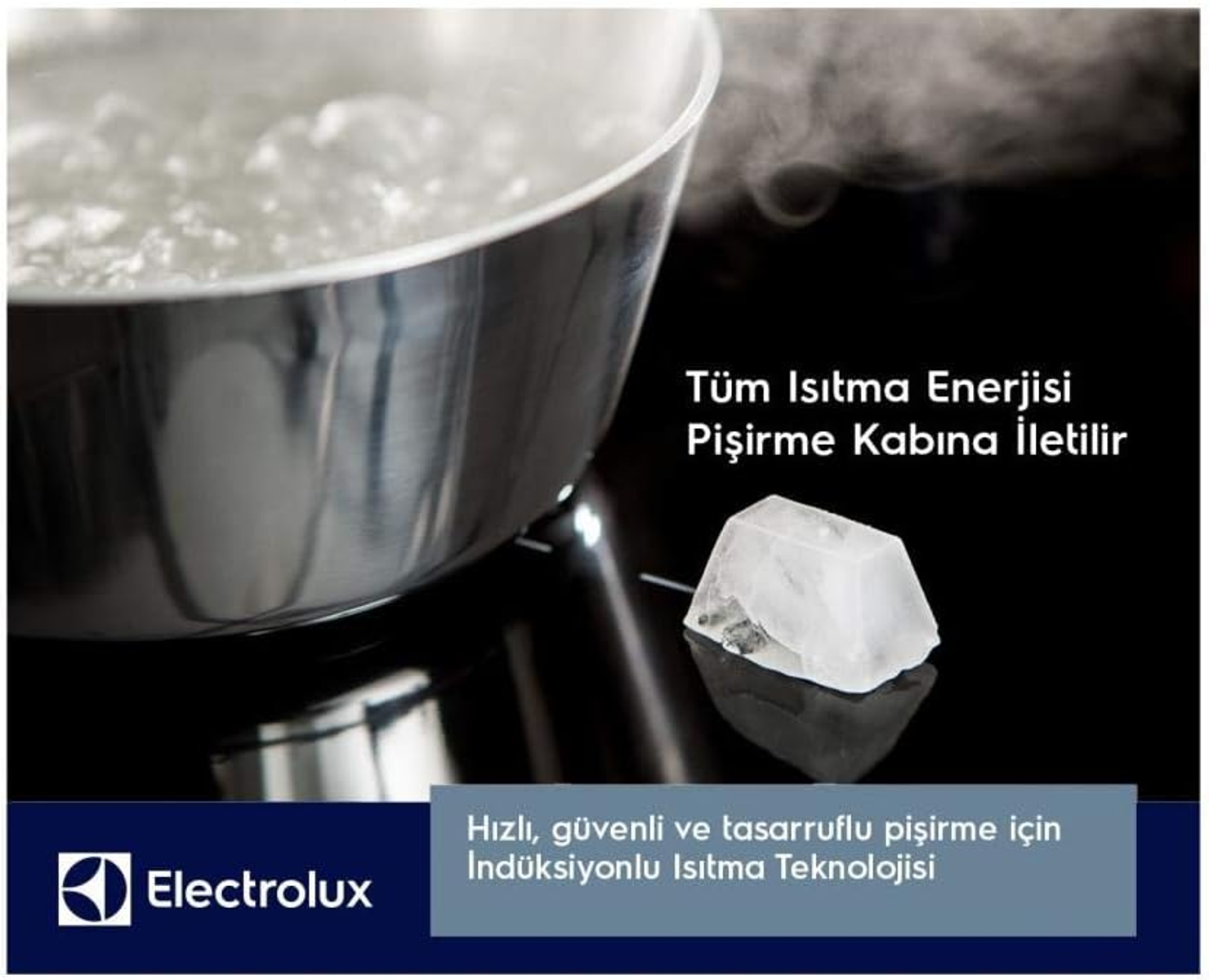 Garnek ze stali nierdzewnej z wrzącą wodą i kawałkiem lodu.