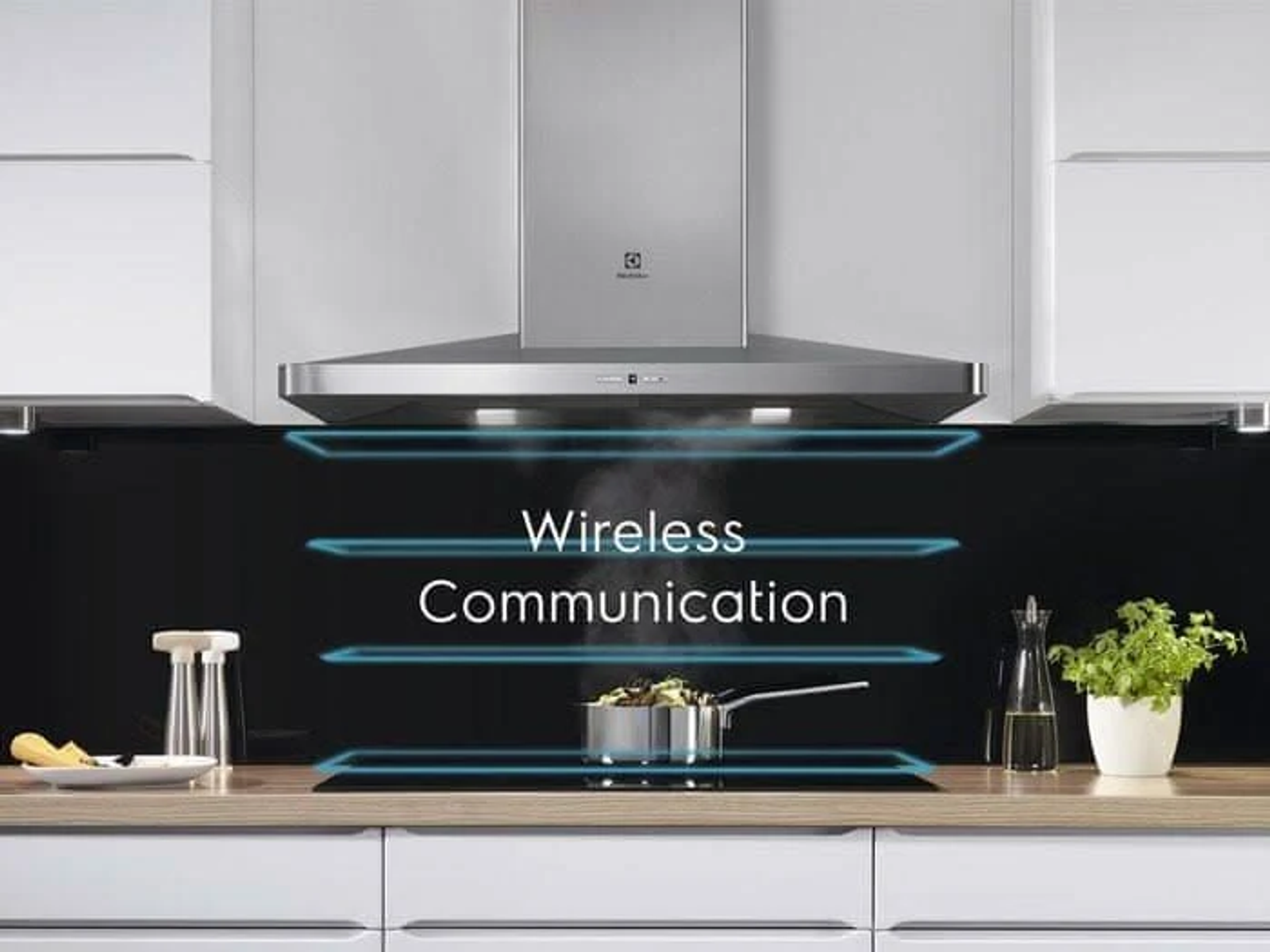 Scena cucina, piano cottura a induzione, pentola che cucina. Overlay comunicazione wireless.