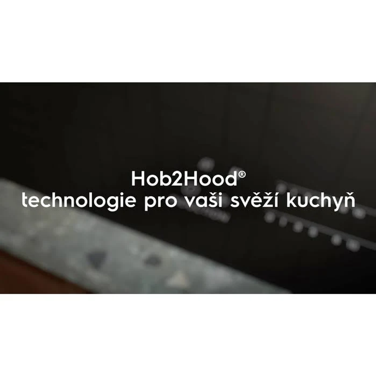 Primo piano di un piano cottura nero con testo: 'Tecnologia Hob2Hood per la tua cucina fresca'.