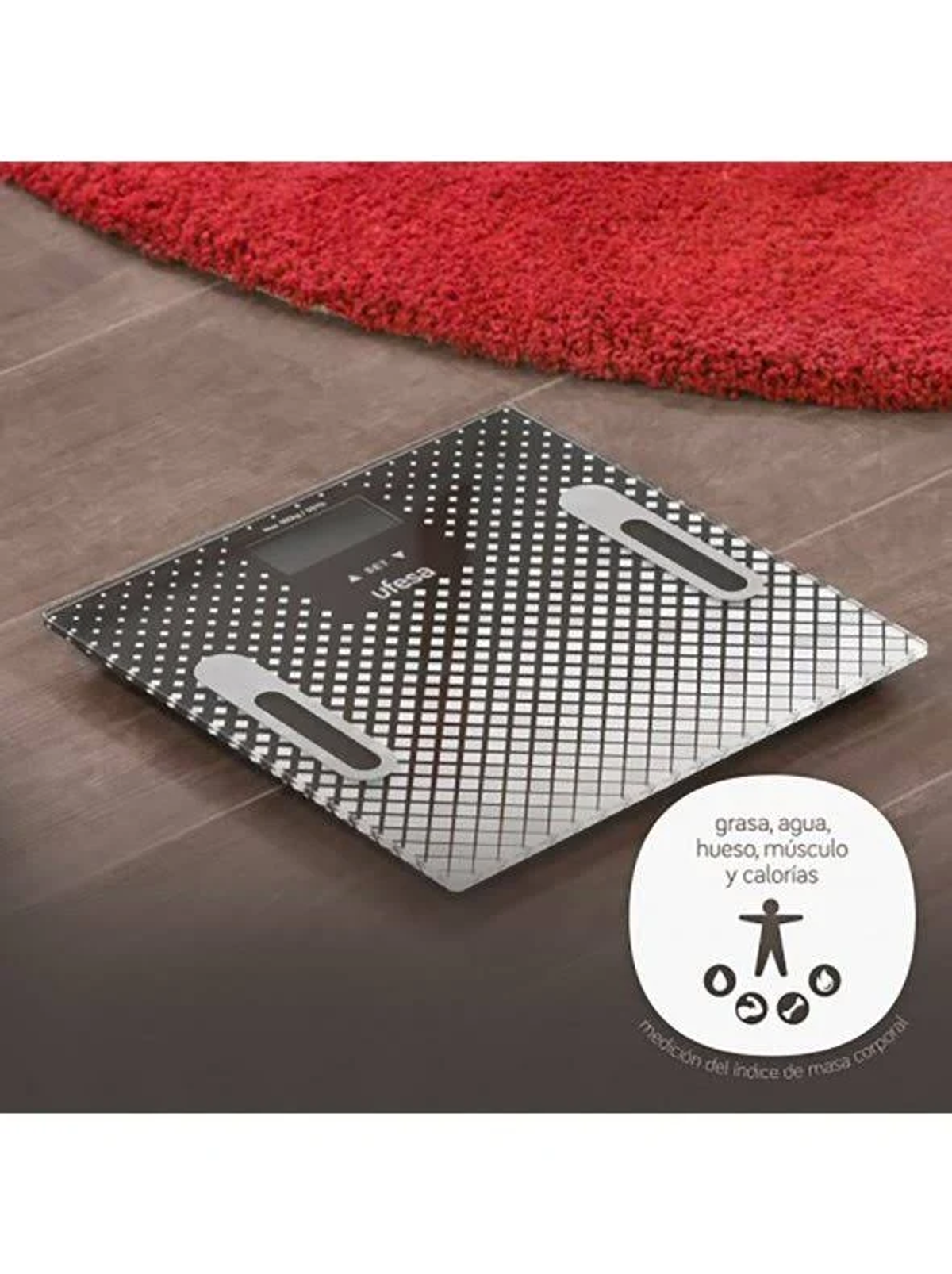 Una báscula con patrón de cuadrícula, una alfombra roja debajo y un diagrama circular.
