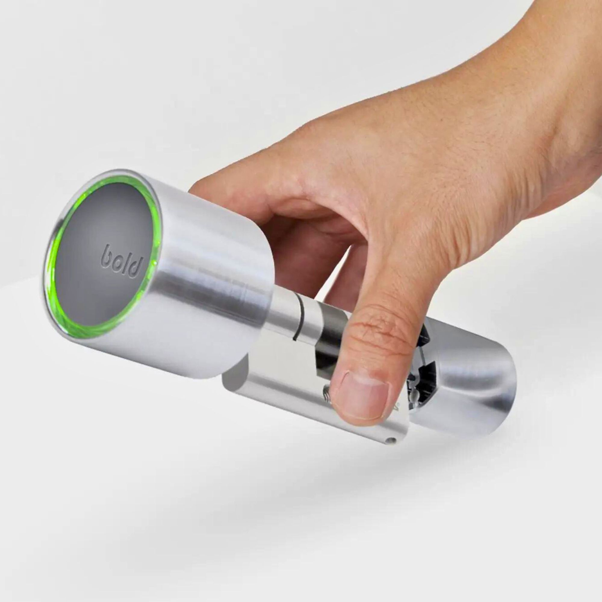 Eine Hand hält ein silbernes Smart Lock mit grünem Licht. Das Wort 'bold' ist sichtbar.