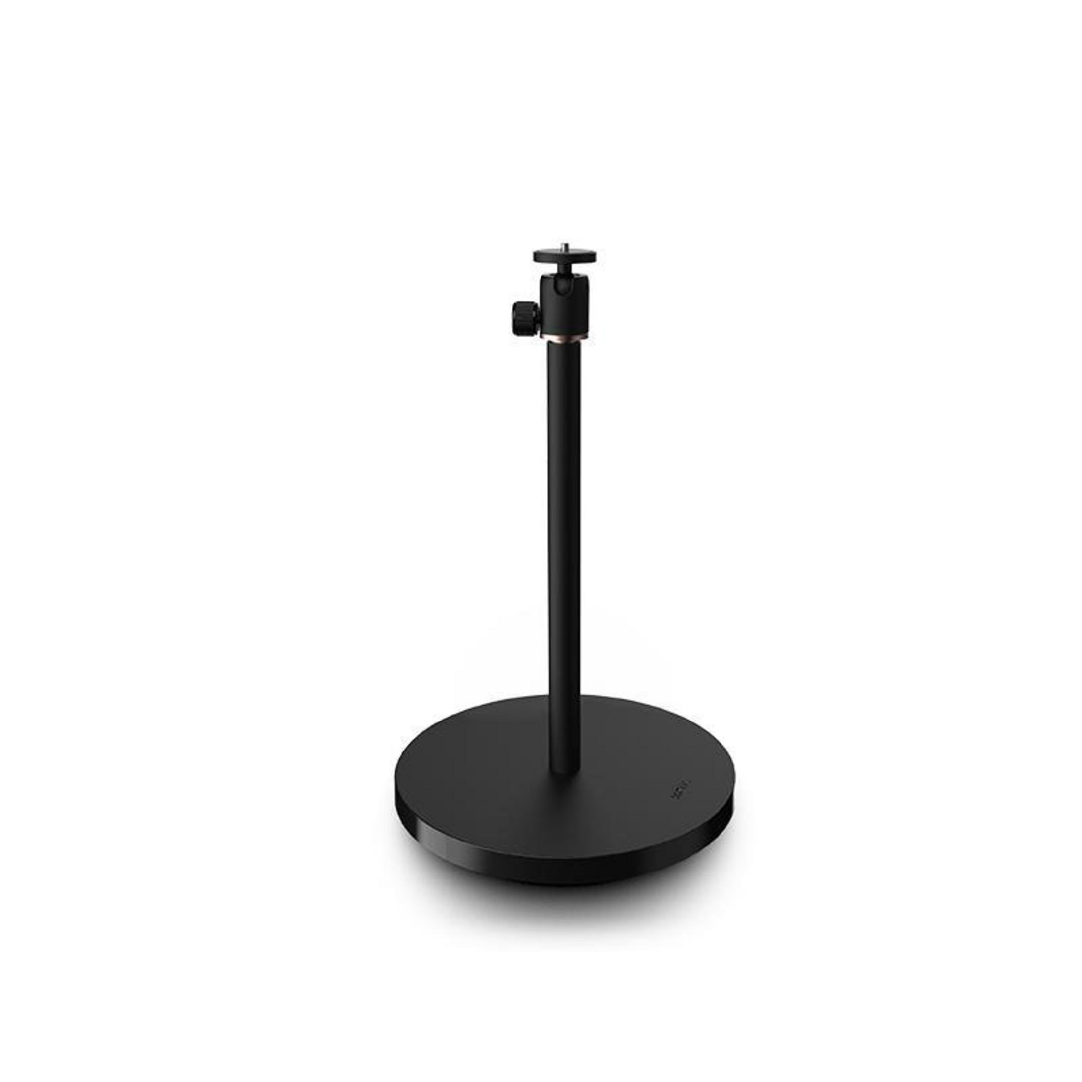 Un soporte para micrófono negro con una base redonda. Es simple y está sobre un fondo blanco, aislado.