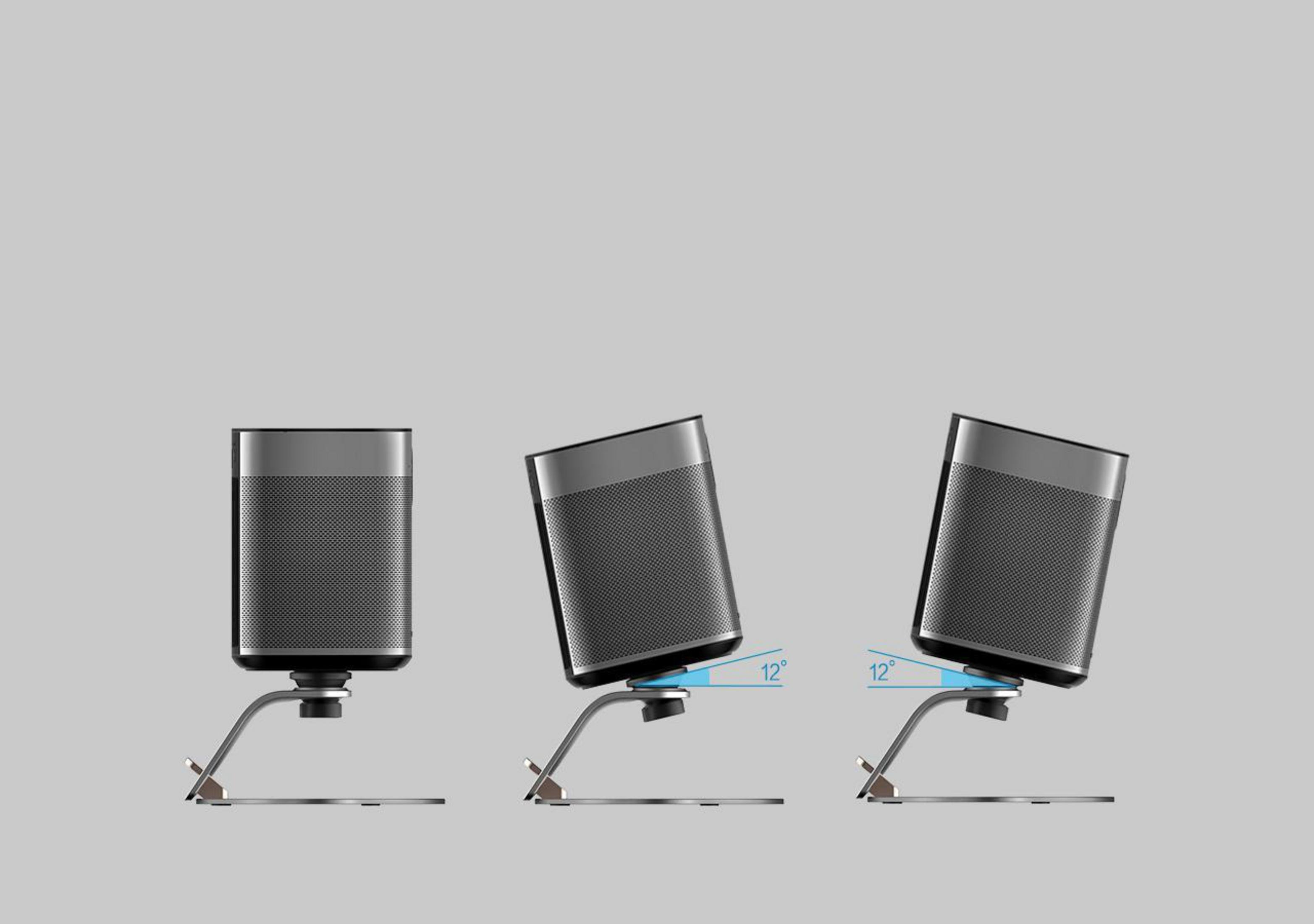Trzy szare głośniki na stojakach, pochylone pod różnymi kątami, jasnoszare tło.