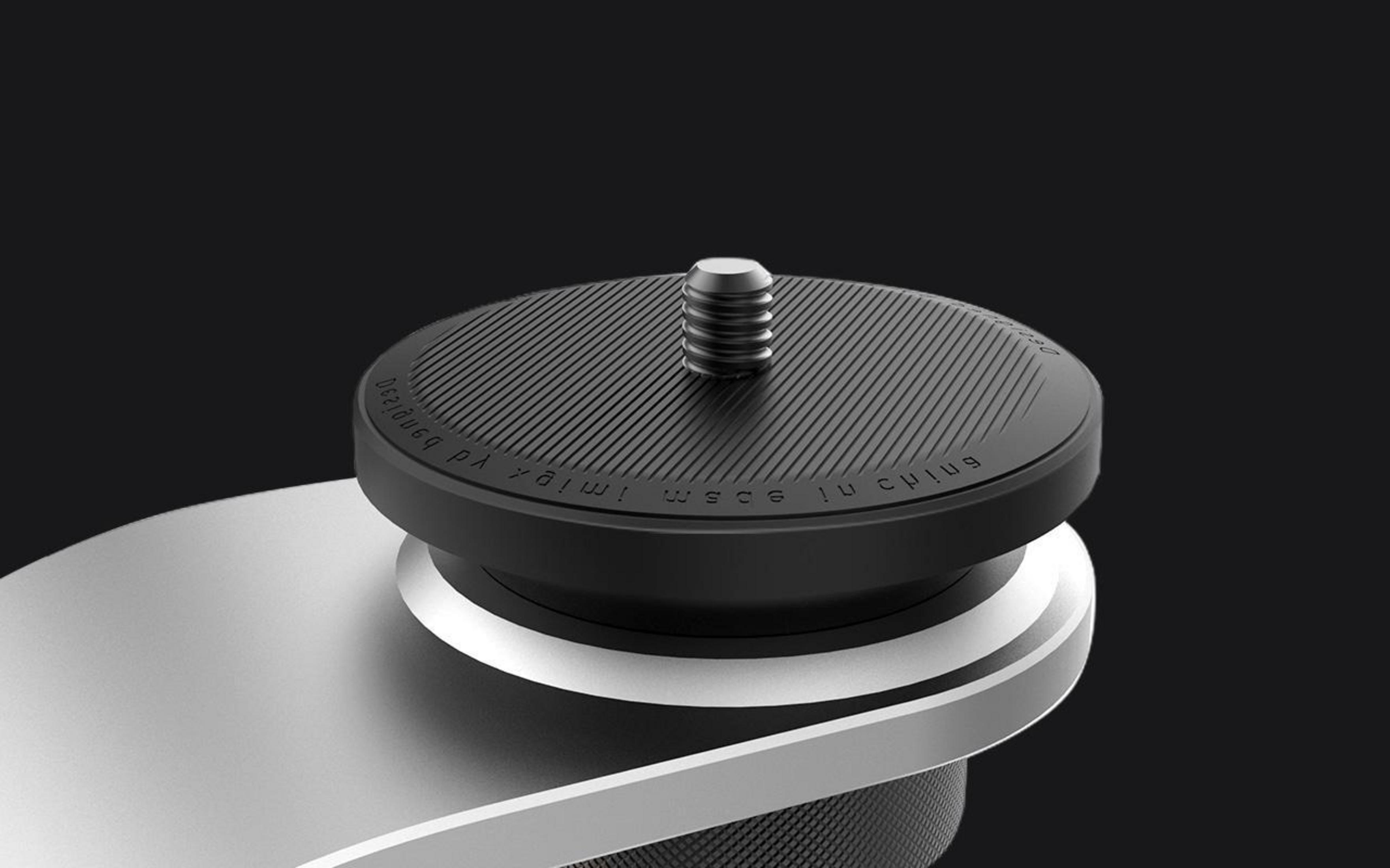 Zbliżenie czarnego i srebrnego mocowania kamery, z teksturowanym wierzchem i śrubą.