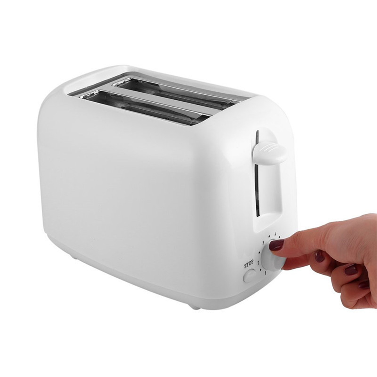 Weißer Toaster mit einer Hand, die einen Drehknopf dreht. Der Knopf sagt 'STOP' am Ende.