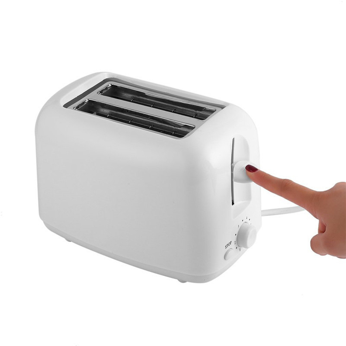 Weißer Toaster mit zwei Schlitzen, einem Drehknopf und einem Finger, der den Hebel drückt.