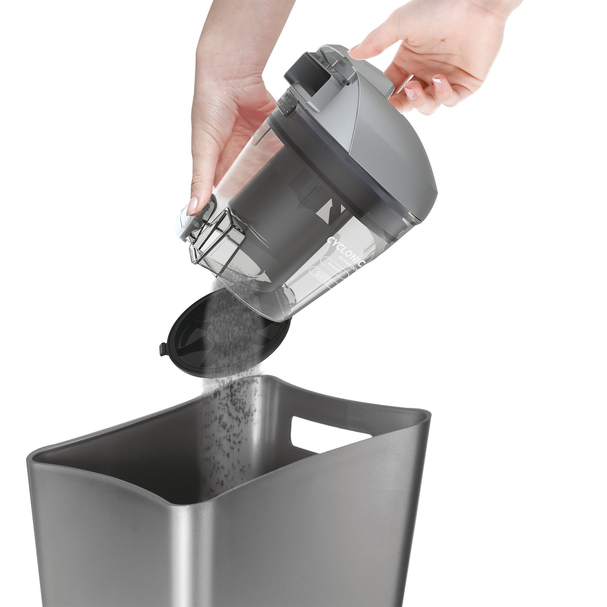 Mani che svuotano un contenitore grigio per aspirapolvere in un cestino grigio.