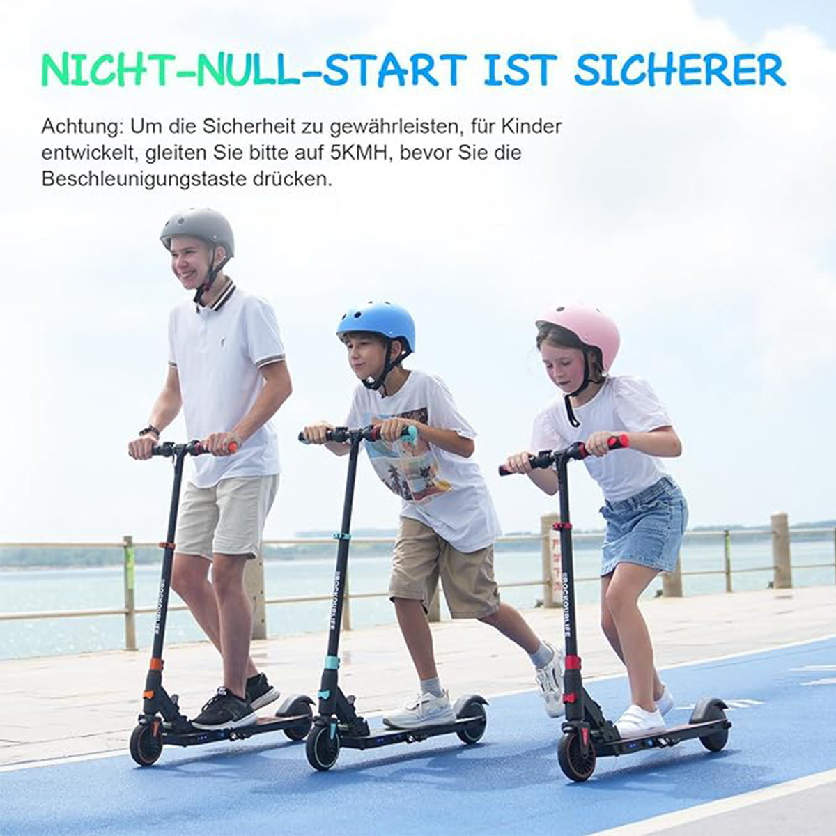 Tres niños en patinetes en un camino azul.