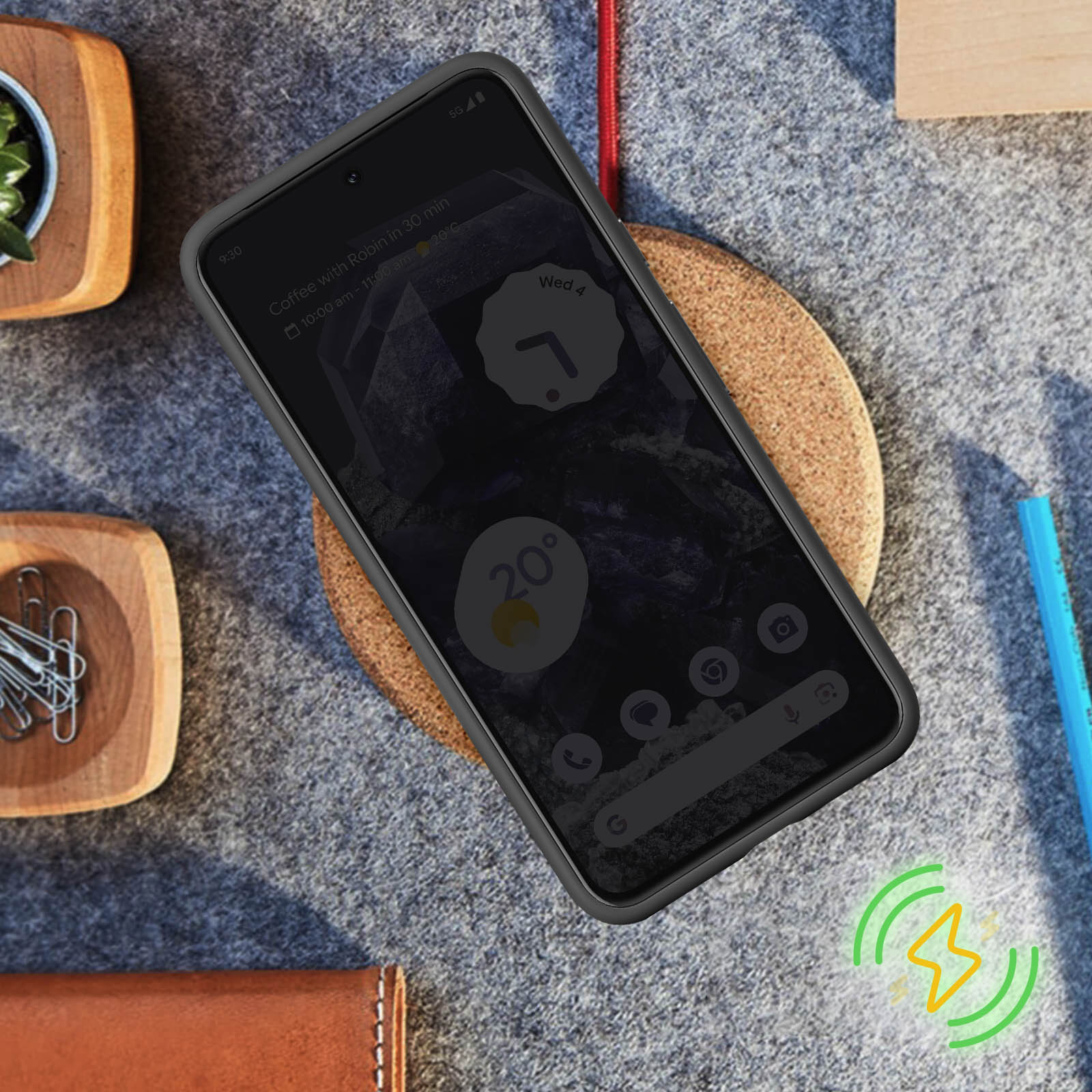 Un smartphone sobre una superficie gris con símbolo de carga. Muestra una app del tiempo e iconos.