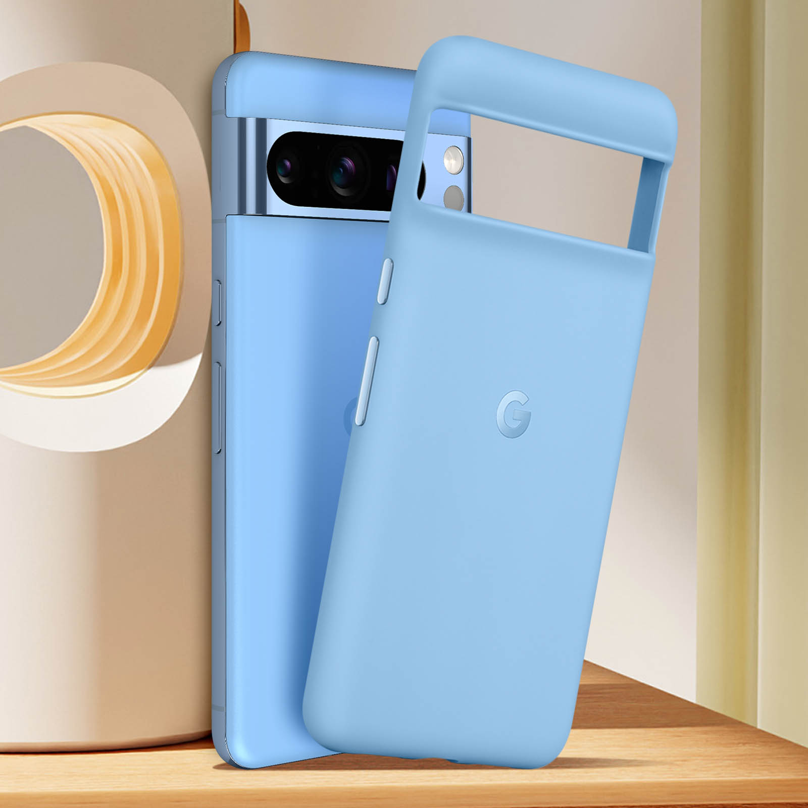 Blaue Handyhülle mit Telefon darin. Telefon hat Kamera und geschwungenes Design. Hellblaue Farbe.