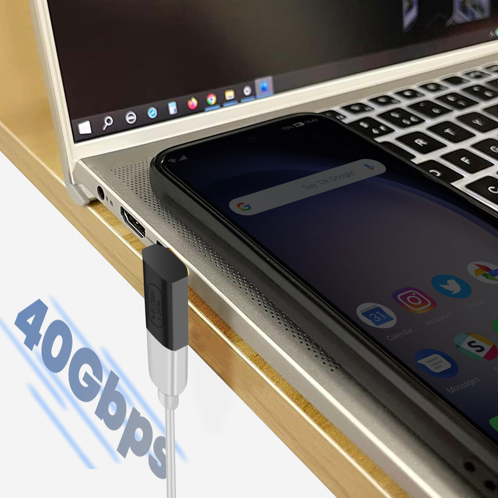 Un telefono collegato a un laptop tramite un adattatore USB-C. Lo schermo mostra le app e legge 40 Gbps.