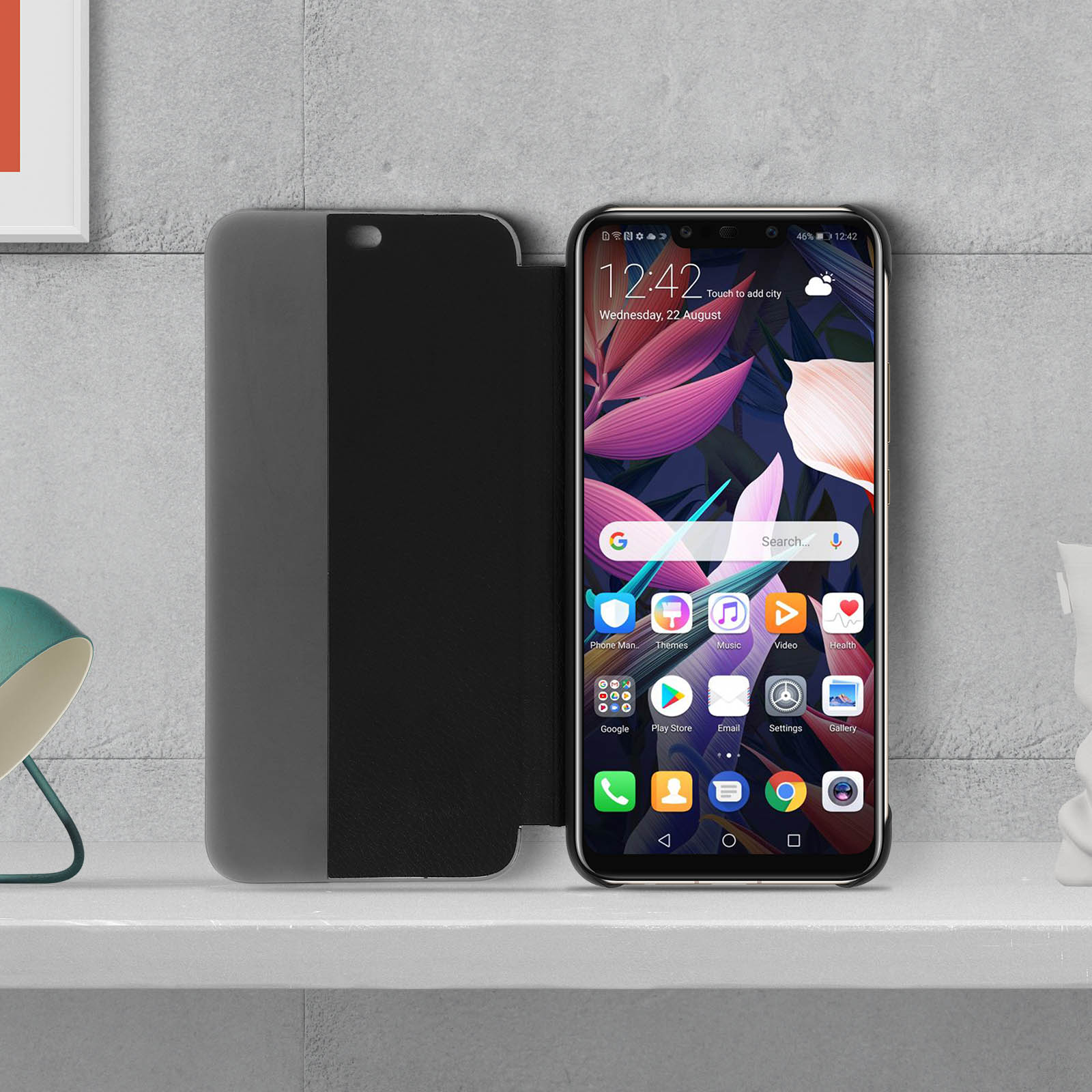 Smartphone con custodia aperta, che mostra le icone delle app. Custodia grigia su superficie bianca.