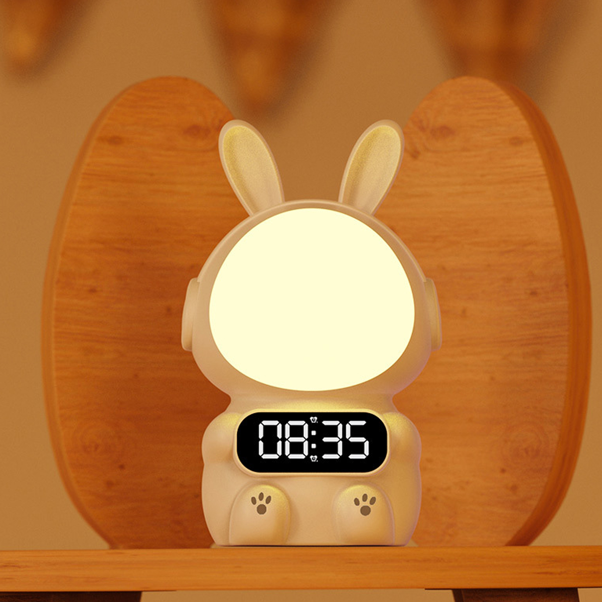 Ein hasenförmiges Nachtlicht mit digitaler Uhr 08:35, auf einem Regal.