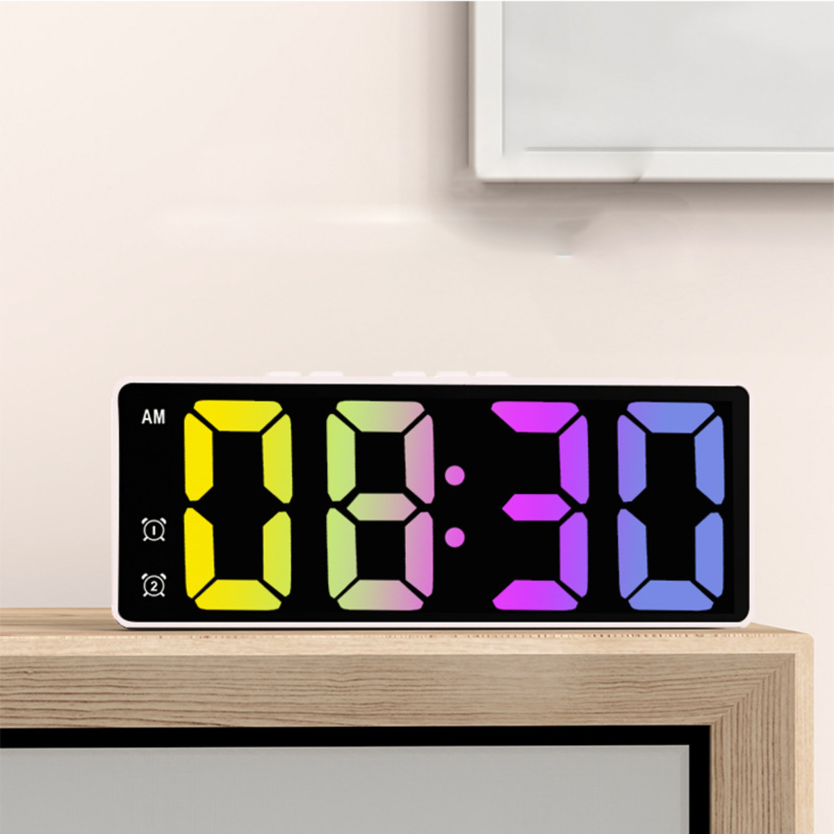 Digitaler Wecker mit der Anzeige 08:30. Die Uhr hat einen weißen Rahmen und ein mehrfarbiges Display.