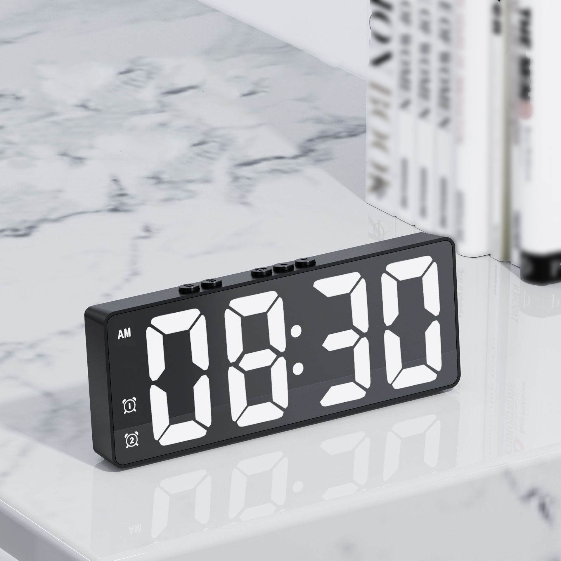 Schwarzer digitaler Wecker mit der Anzeige 08:30 AM. Knöpfe oben, auf weißer Oberfläche.