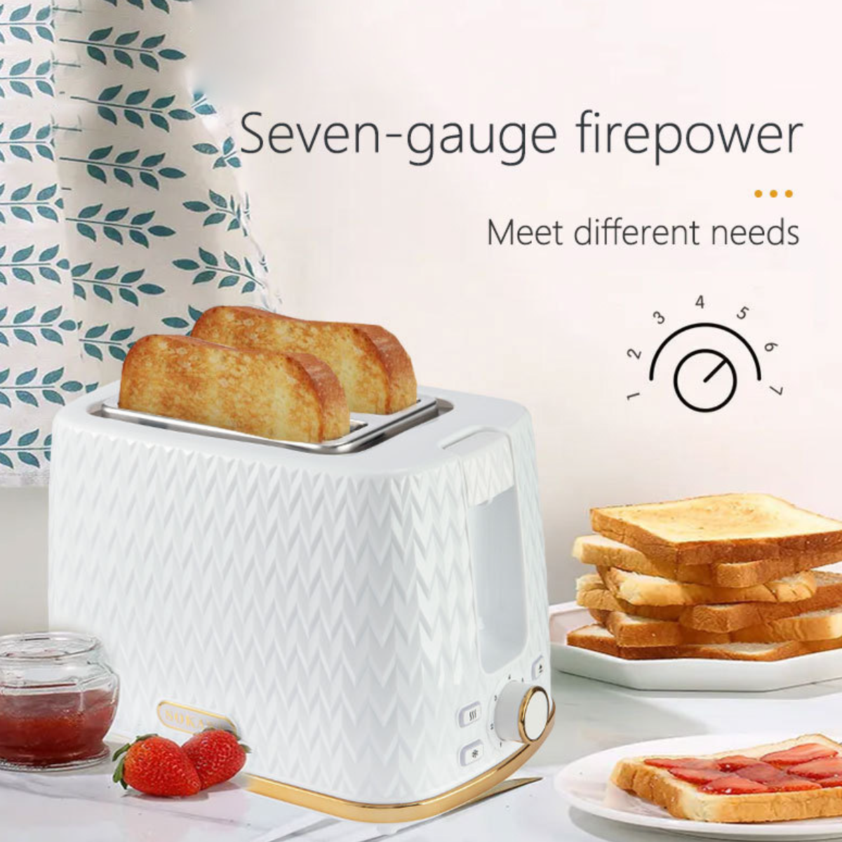Weißer Toaster mit Toast, Einstellrad, Marmeladenglas und Erdbeeren auf einem Tisch.