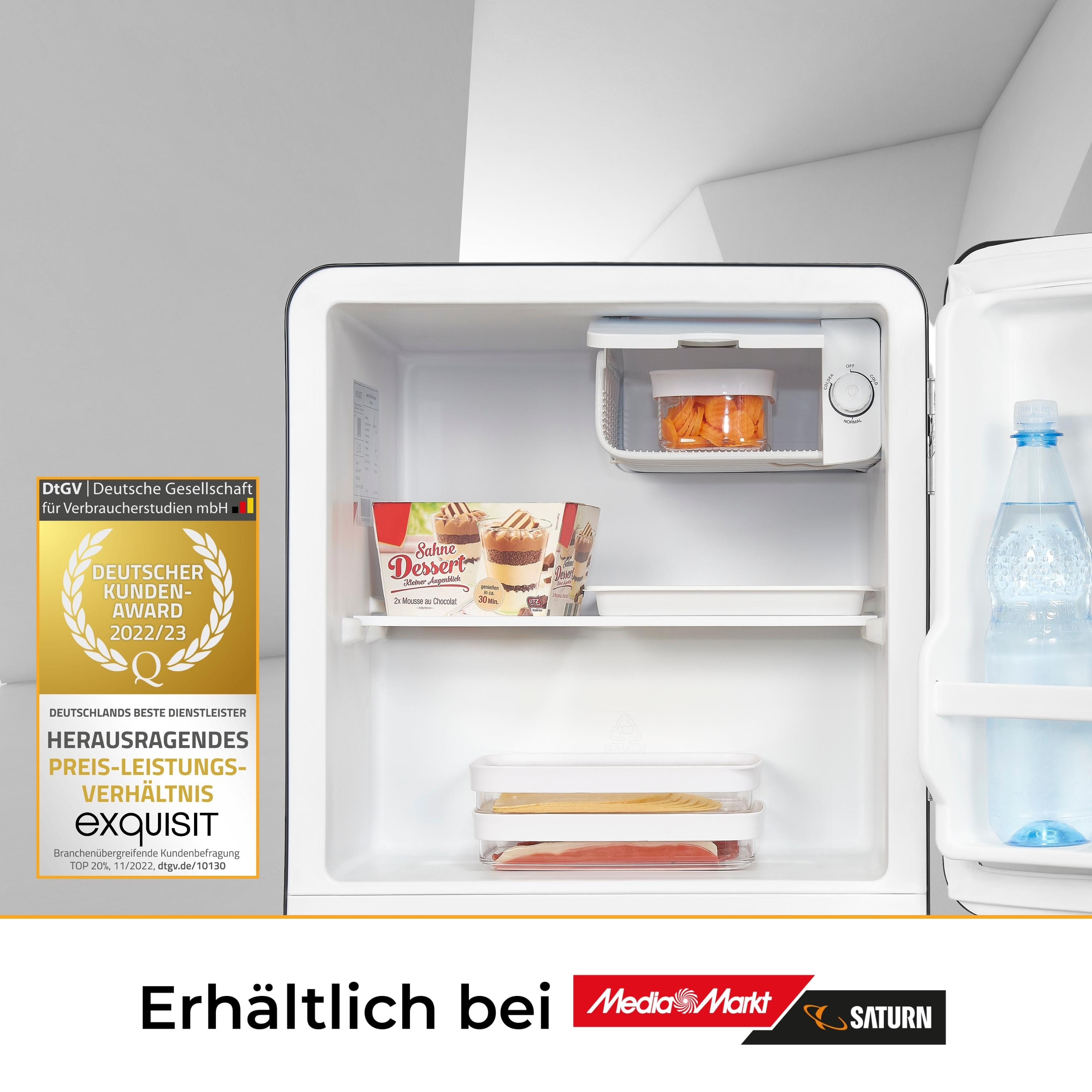 Ein kleiner Kühlschrank mit Lebensmitteln, eine Goldauszeichnung und ein Media Markt Logo.