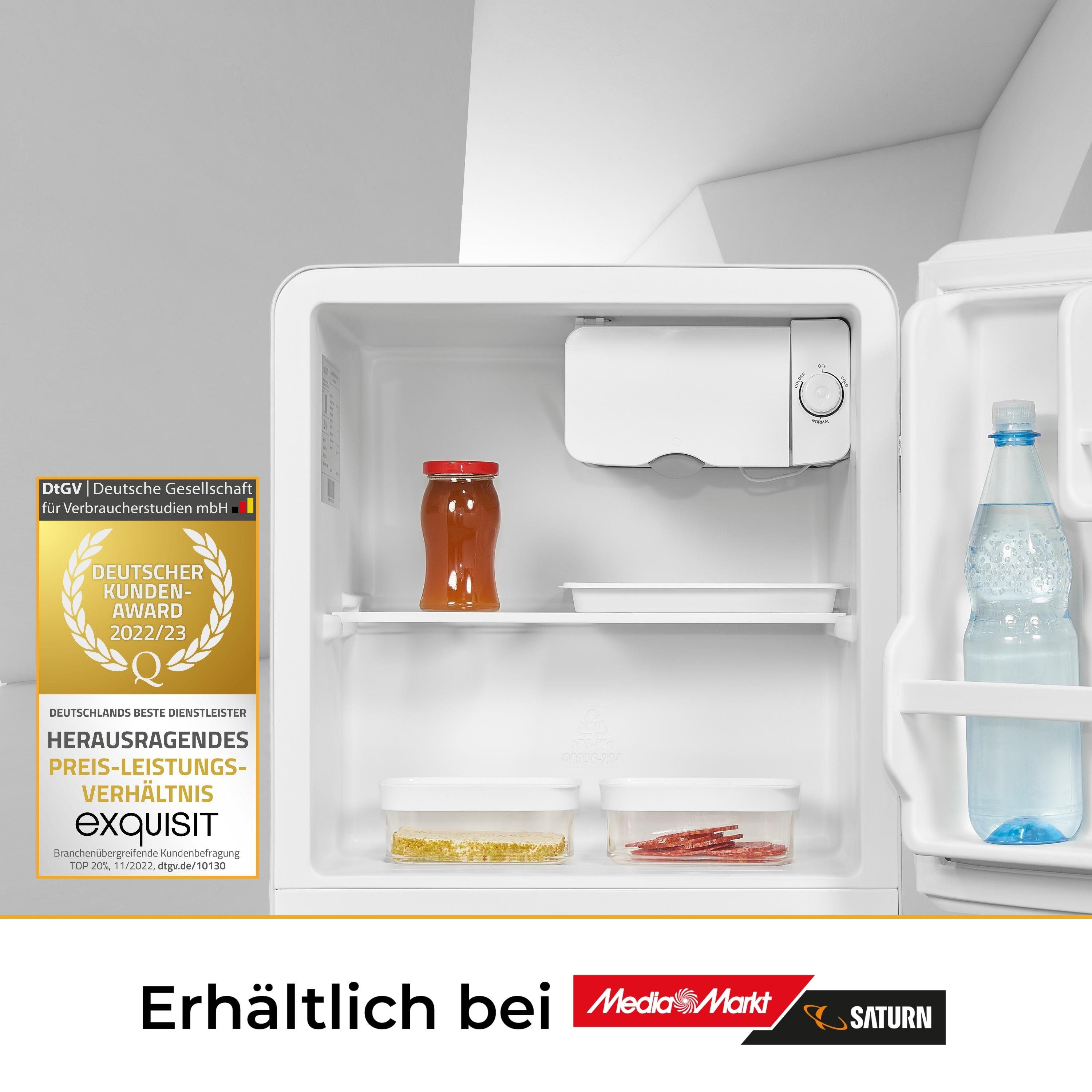 Mini-Kühlschrank mit verschiedenen Artikeln: ein Glas, Behälter und eine Wasserflasche.