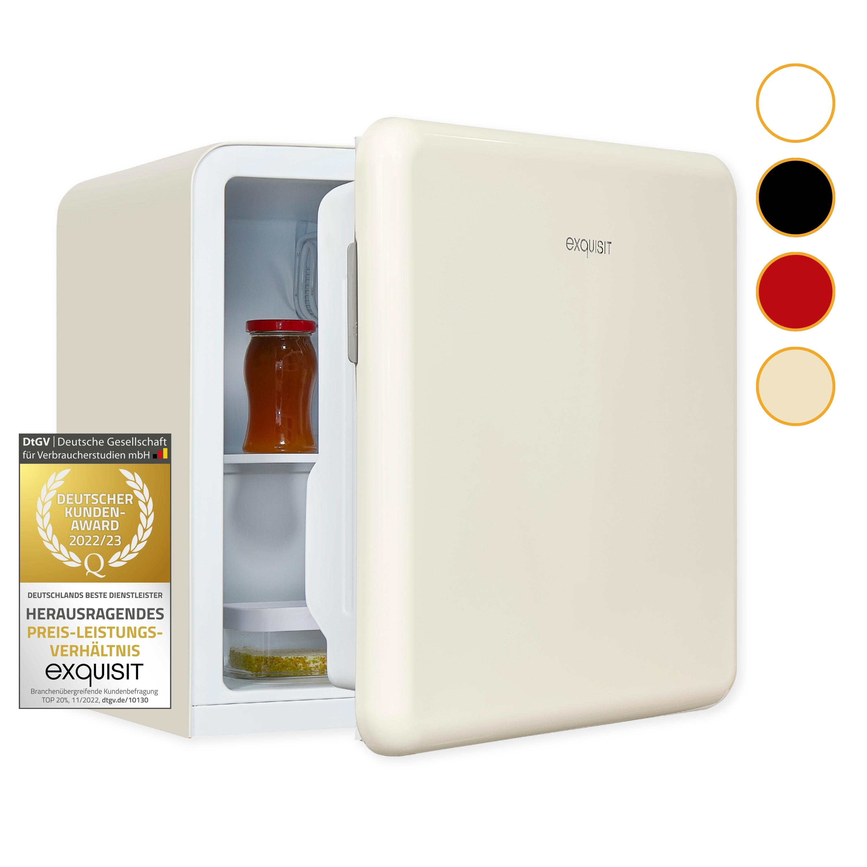 Mini-Kühlschrank, cremefarben, geöffnet. Ein Glas und andere Gegenstände sind im Inneren.