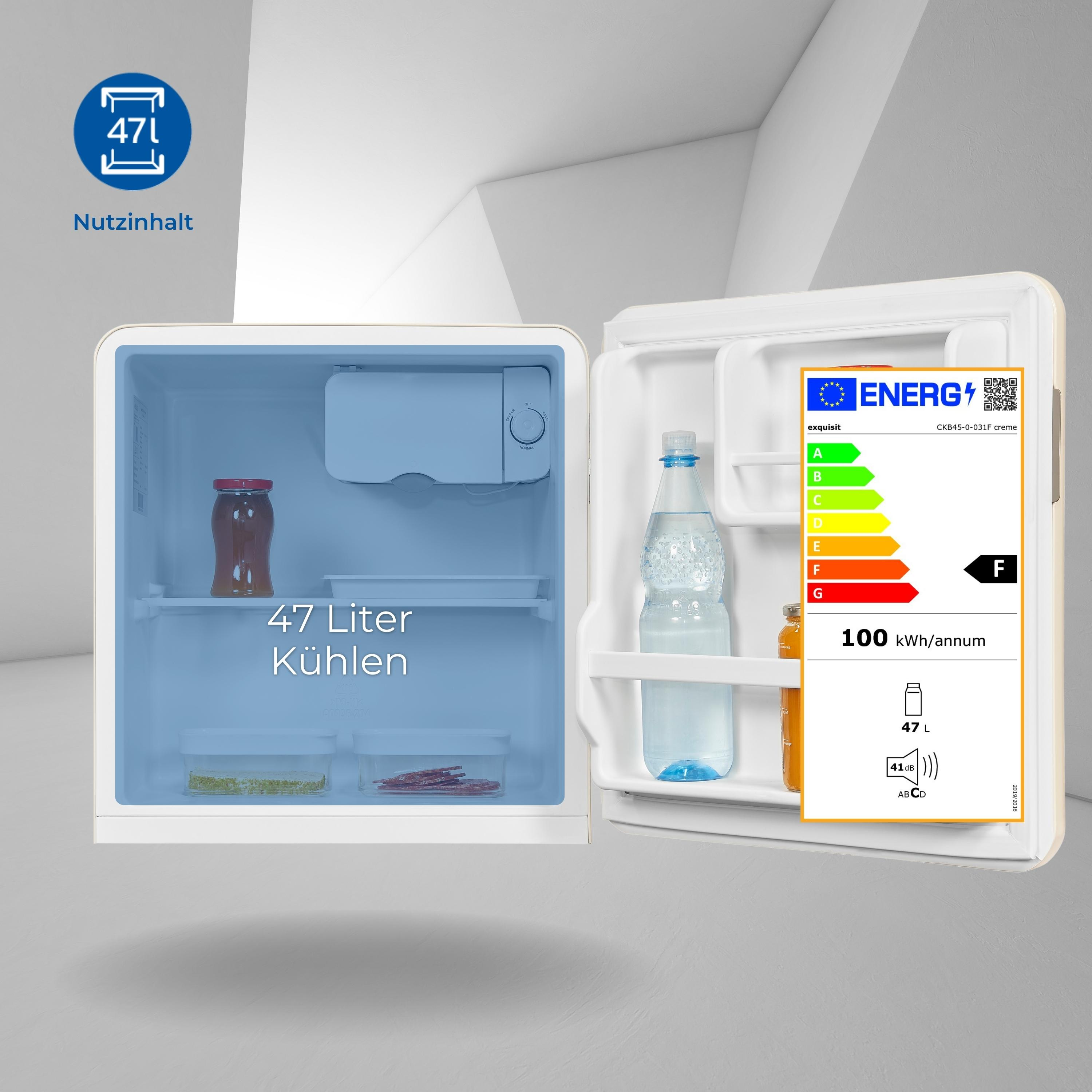 Minikühlschrank, geöffnet, mit Lebensmitteln und Energieetikett, vor weißem Hintergrund.