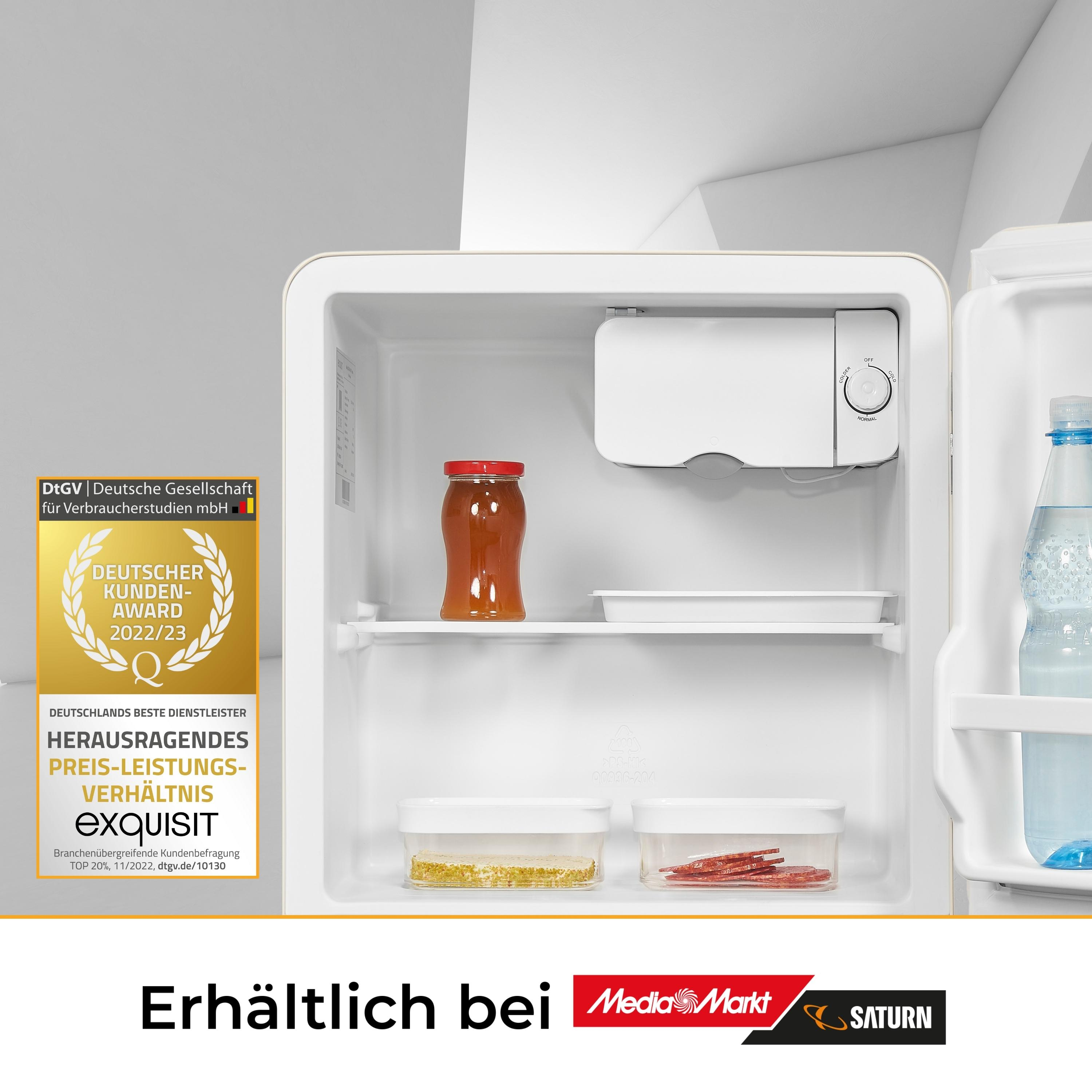Offener Mini-Kühlschrank mit Essen darin. Enthält ein Glas Soße, Behälter mit Essen und eine Wasserflasche.