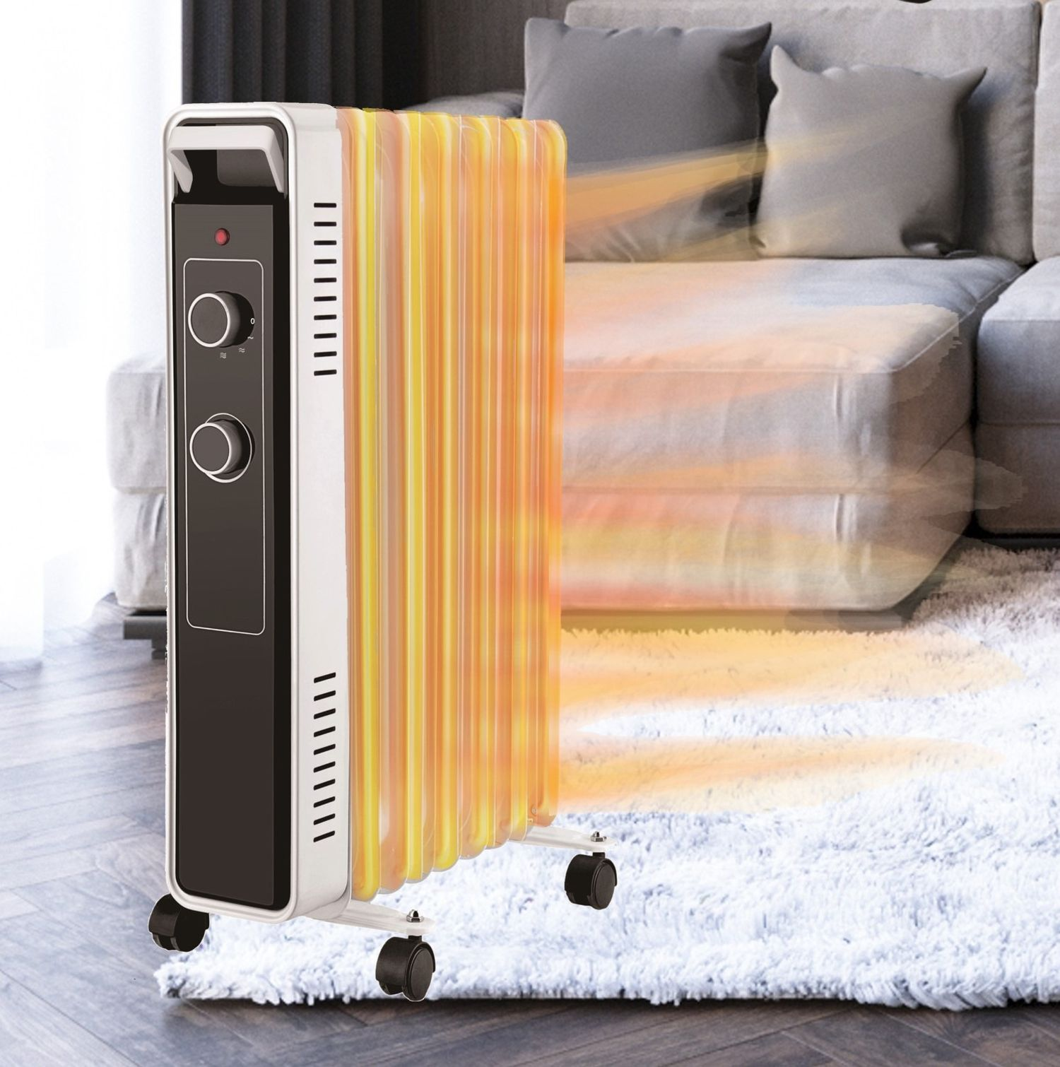 Weißer und schwarzer Elektroheizer auf einem weißen Teppich. Er hat Bedienelemente und steht neben einem grauen Sofa.