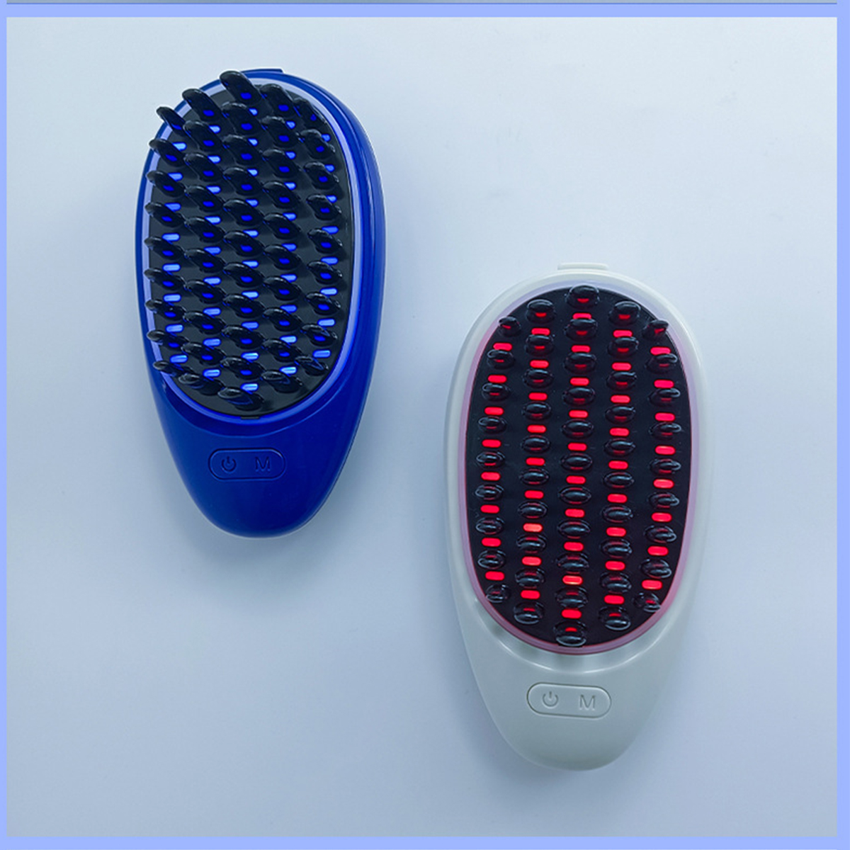 Zwei Haarbürsten, eine blaue, eine weiße, mit LED-Lichtern. Hintergrund: weiß.