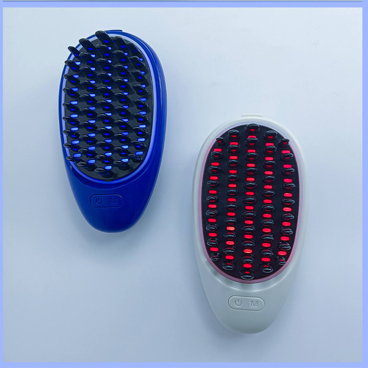 Zwei Haarbürsten, eine blaue mit blauen LEDs, die andere weiße mit roten LEDs. Beide haben einen Knopf und eine abgerundete Form.