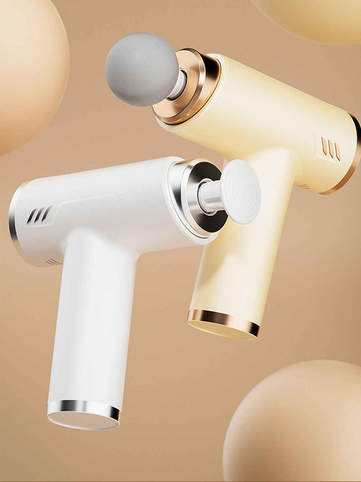 Zwei Handmassagepistolen; eine weiß, eine gelb, mit goldenen Akzenten.
