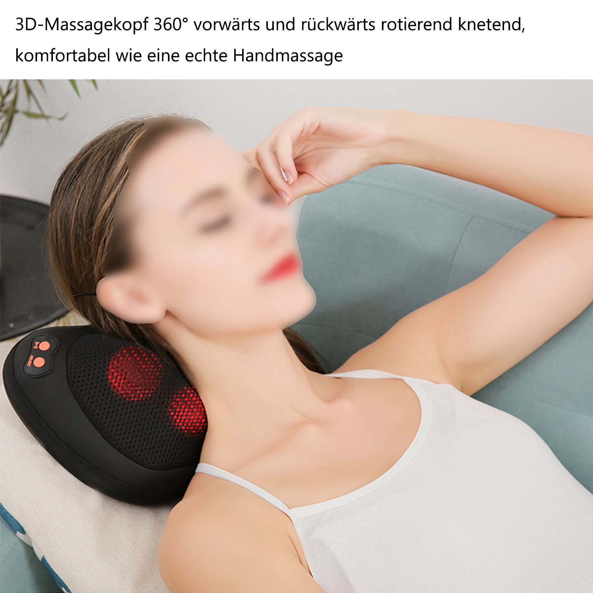 Frau erhält eine Nackenmassage mit einem schwarzen Massagekissen auf einem blauen Sofa.