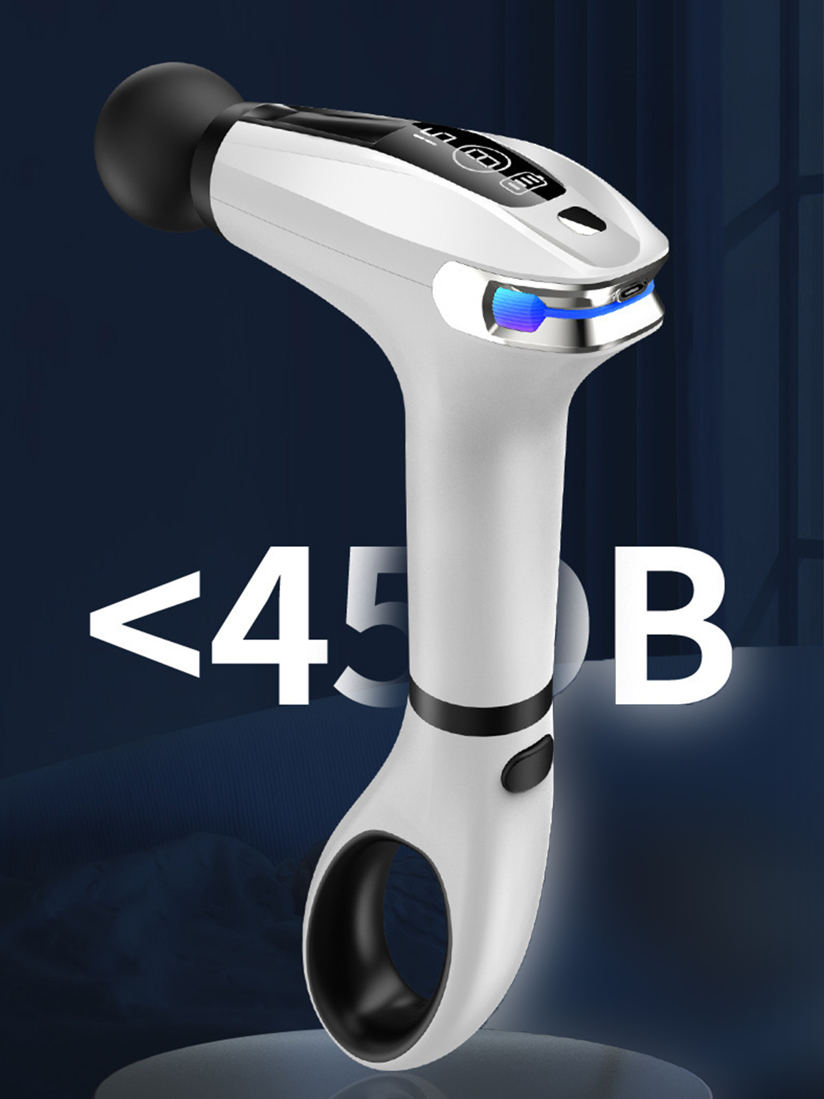 Weiße Massagepistole mit gebogenem Griff. Der Griff hat ein Display. Das Bild zeigt die Pistole vor dunklem blauem Hintergrund.