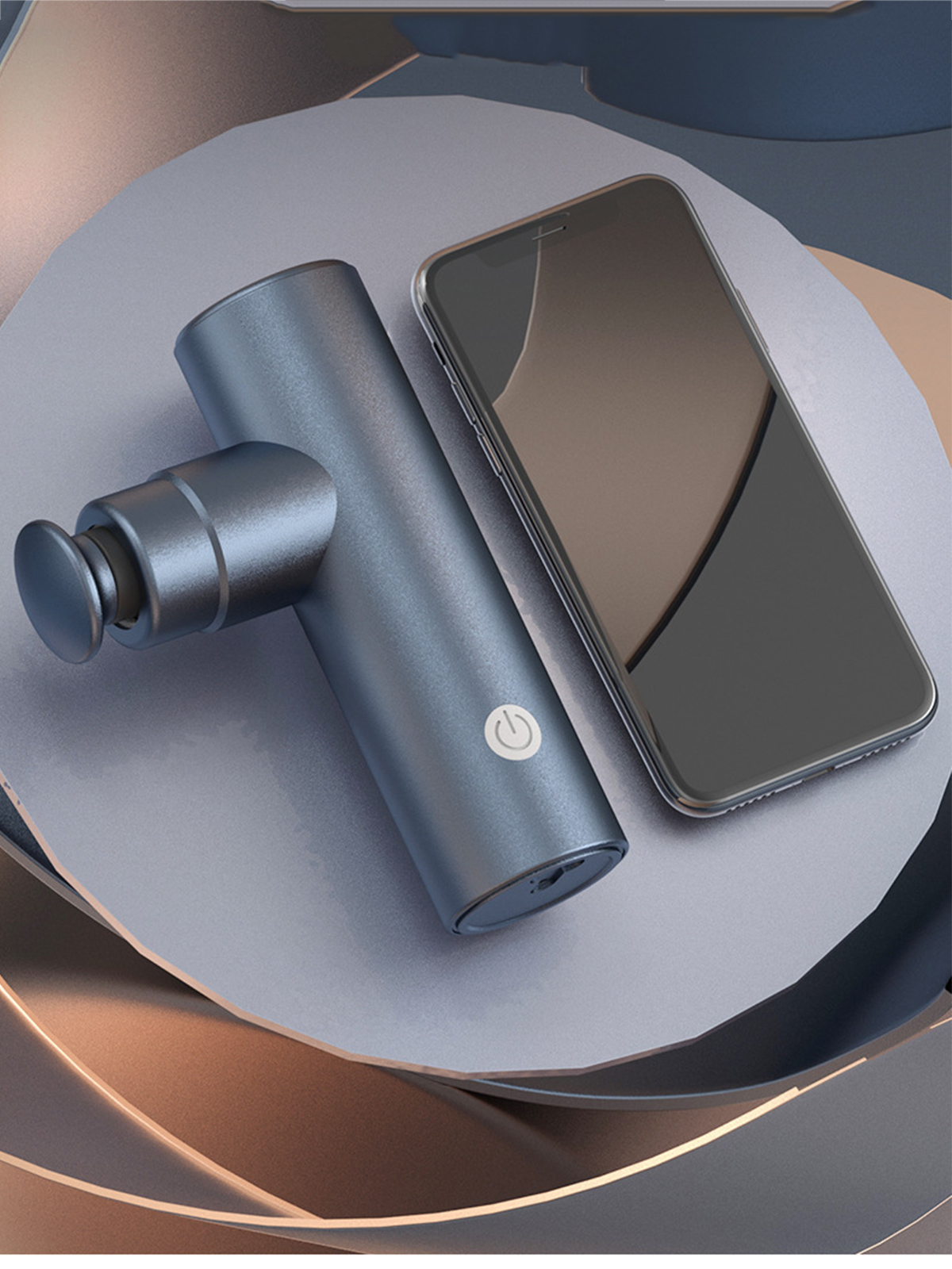 Blau-graue Massagepistole und Smartphone auf einem runden Tablett. Modernes Design.