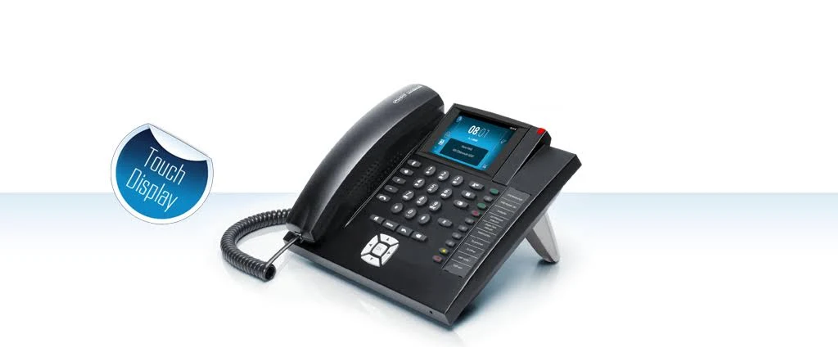 Schwarzes Bürotelefon mit Touchscreen, vor weißem Hintergrund.