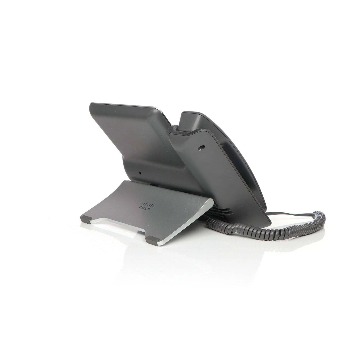 Ein schwarzes Tischtelefon, abgewinkelt, das die Unterseite des Telefons und seinen Ständer zeigt.