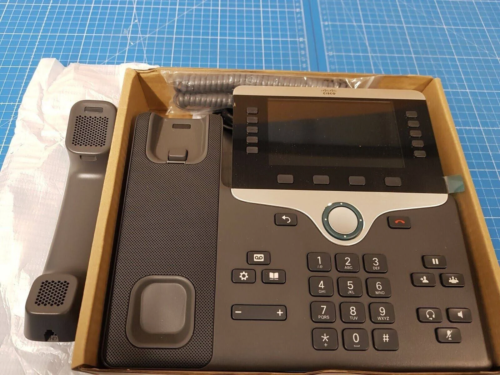 Telefon IP Cisco w kartonie, ze słuchawką.