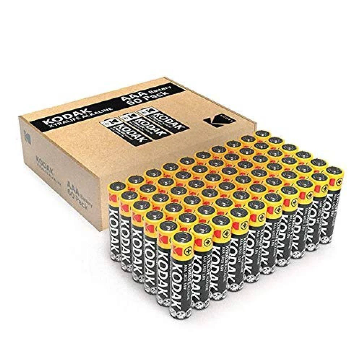 Eine Schachtel Kodak AAA Alkaline Batterien. Die Batterien sind gelb und schwarz. Sie stehen auf weißem Untergrund.