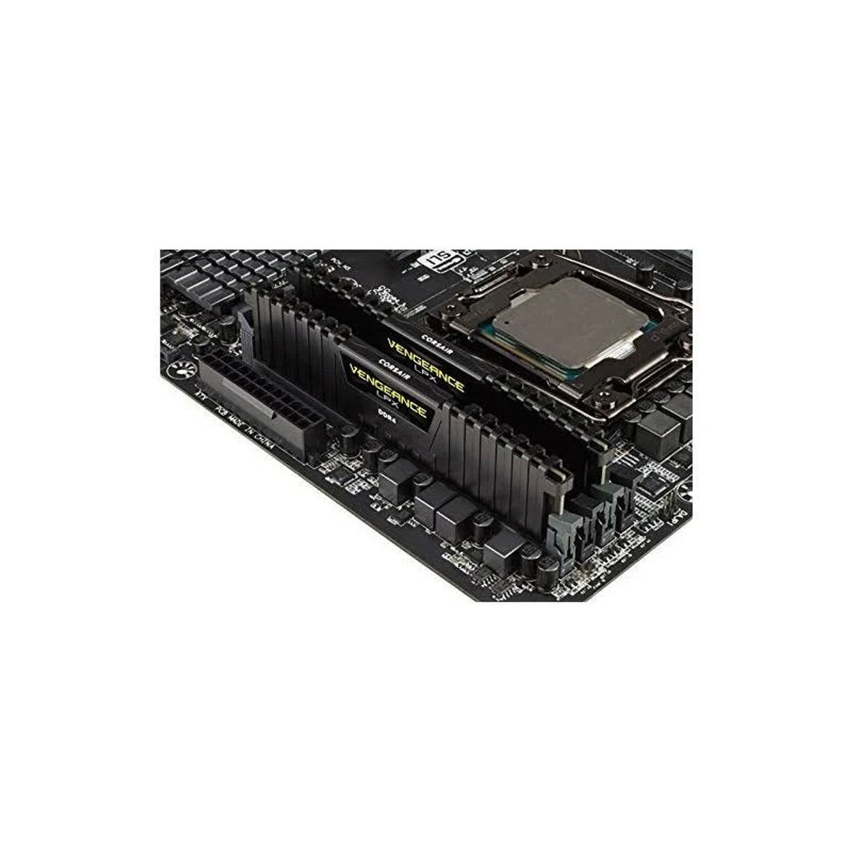 Primo piano di una scheda madre di computer con moduli RAM neri e una CPU installata.