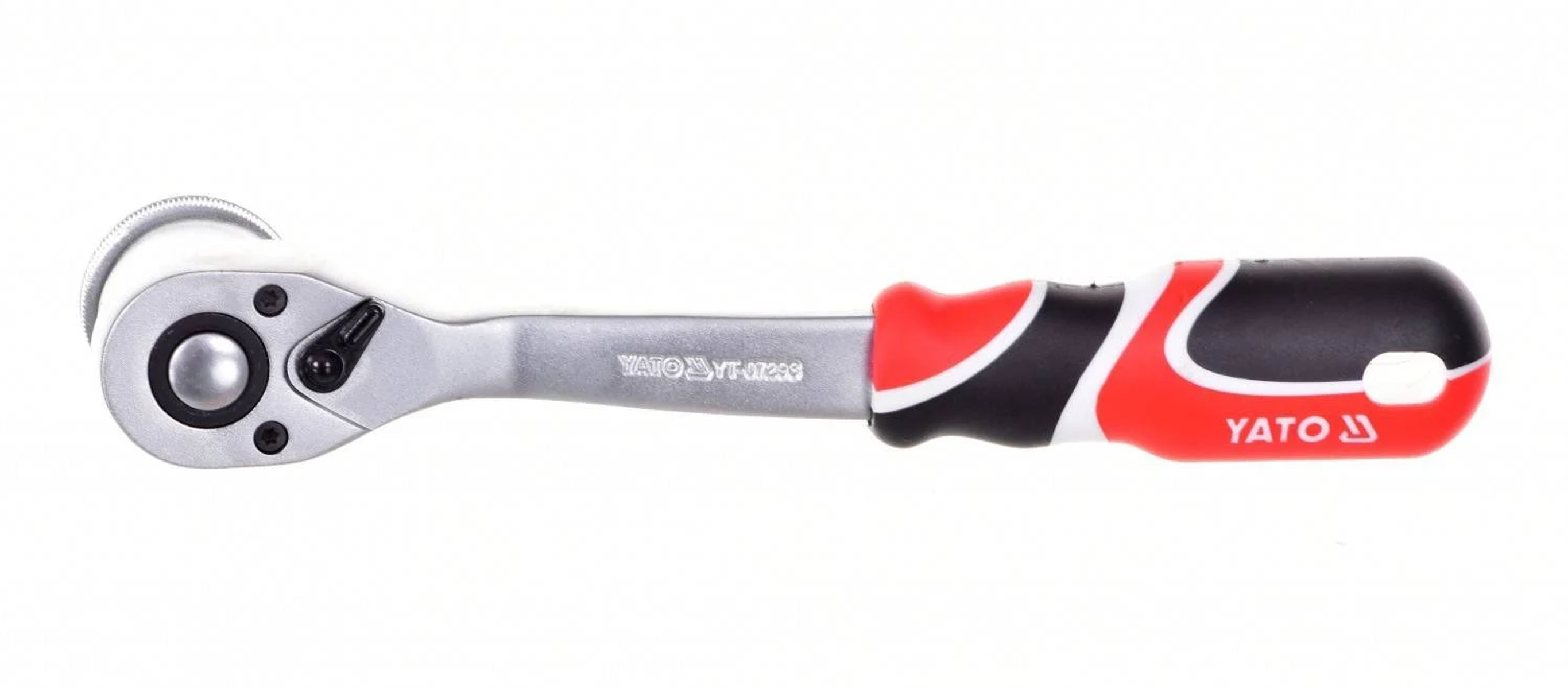 Llave de carraca con mango rojo y negro. El nombre de la marca YATO es visible.