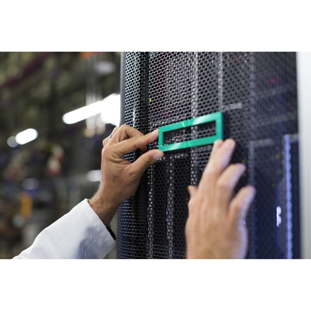 Hände im weißen Laborkittel halten eine grüne HP-Serverkomponente. Der Hintergrund ist ein Serverrack.