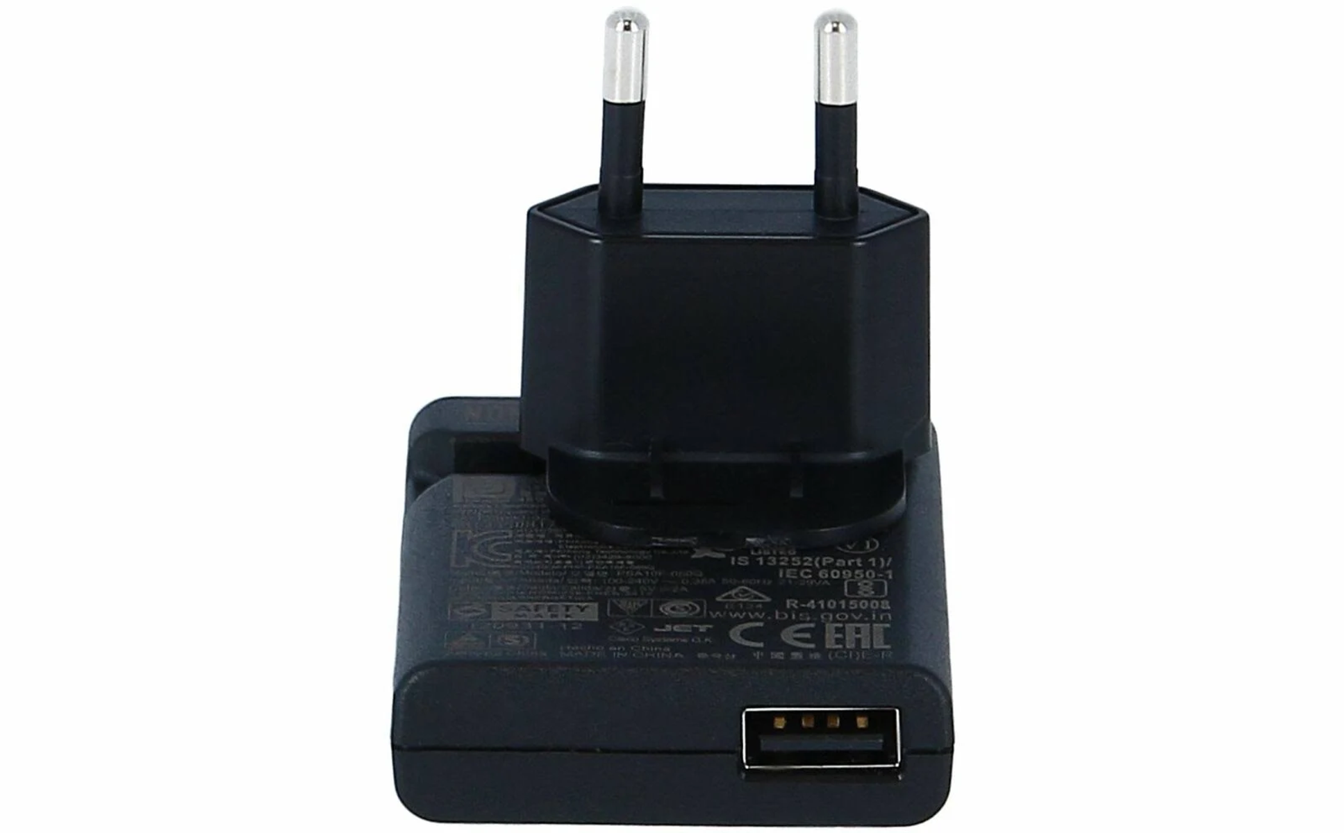 Caricabatterie USB nero con due pin e una porta USB. È su sfondo bianco.