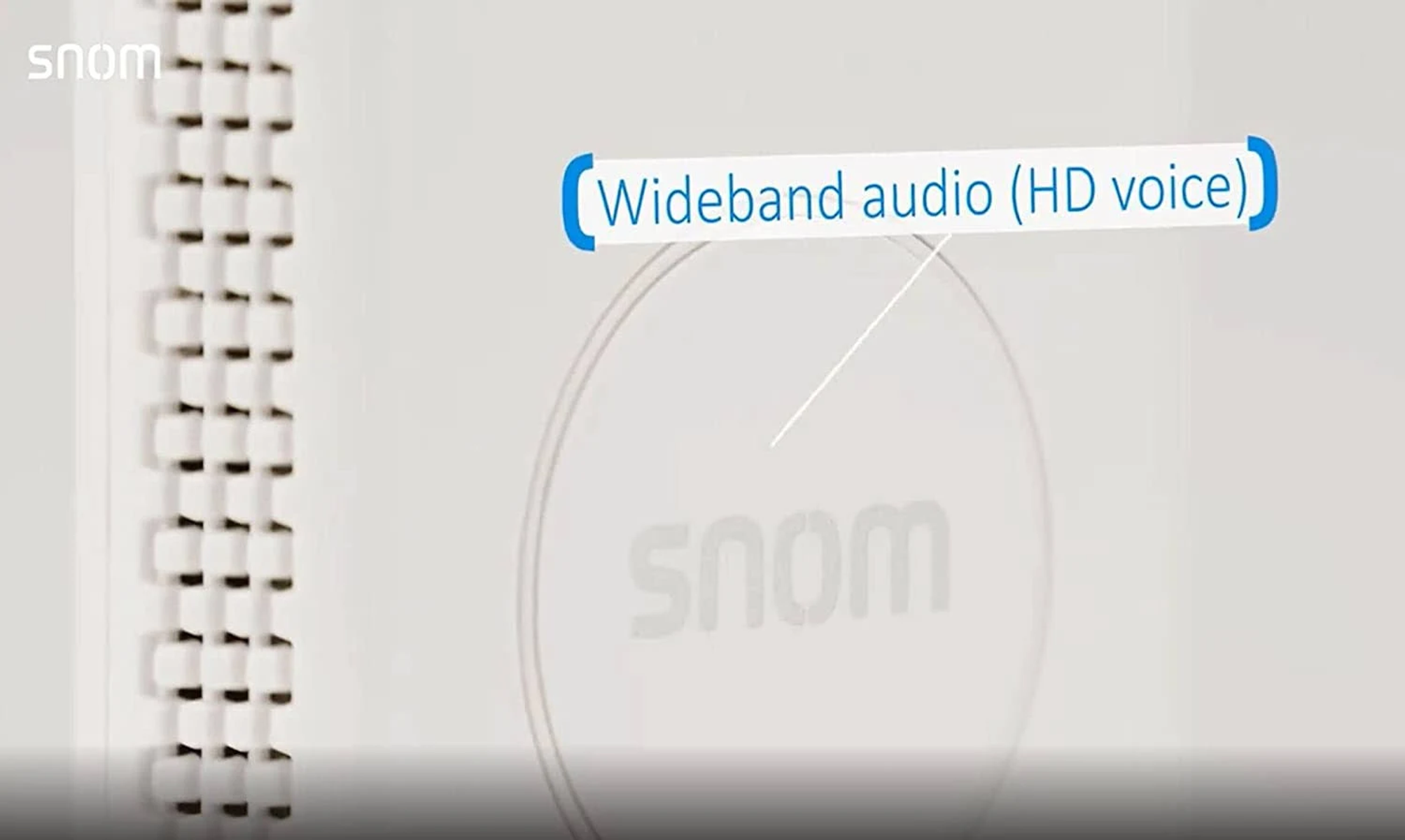 La imagen muestra un fondo blanco con la palabra snom. La superposición de texto dice Audio de banda ancha (voz HD).