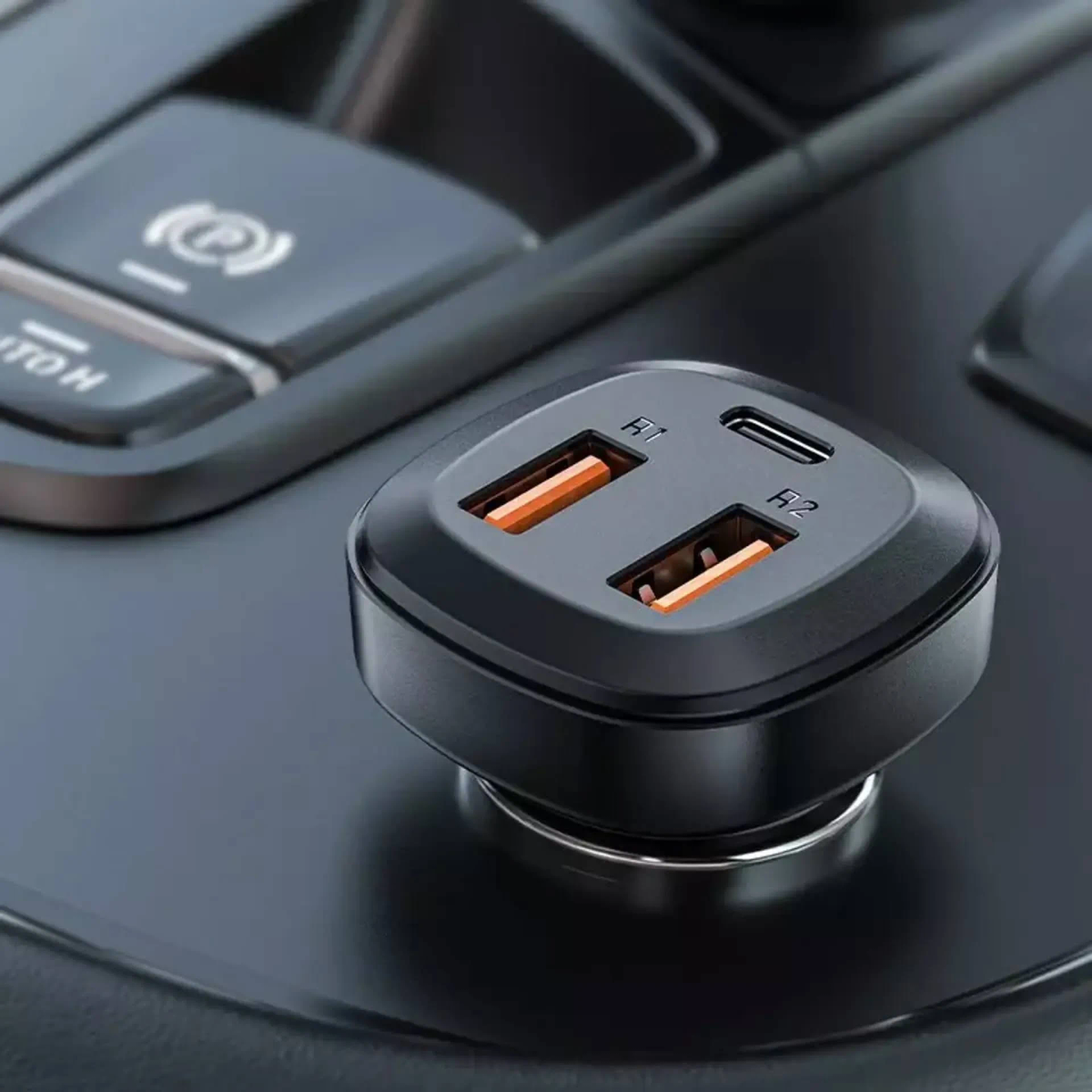 Schwarzes Autoladegerät mit zwei USB-Anschlüssen auf dunkler Oberfläche im Auto.