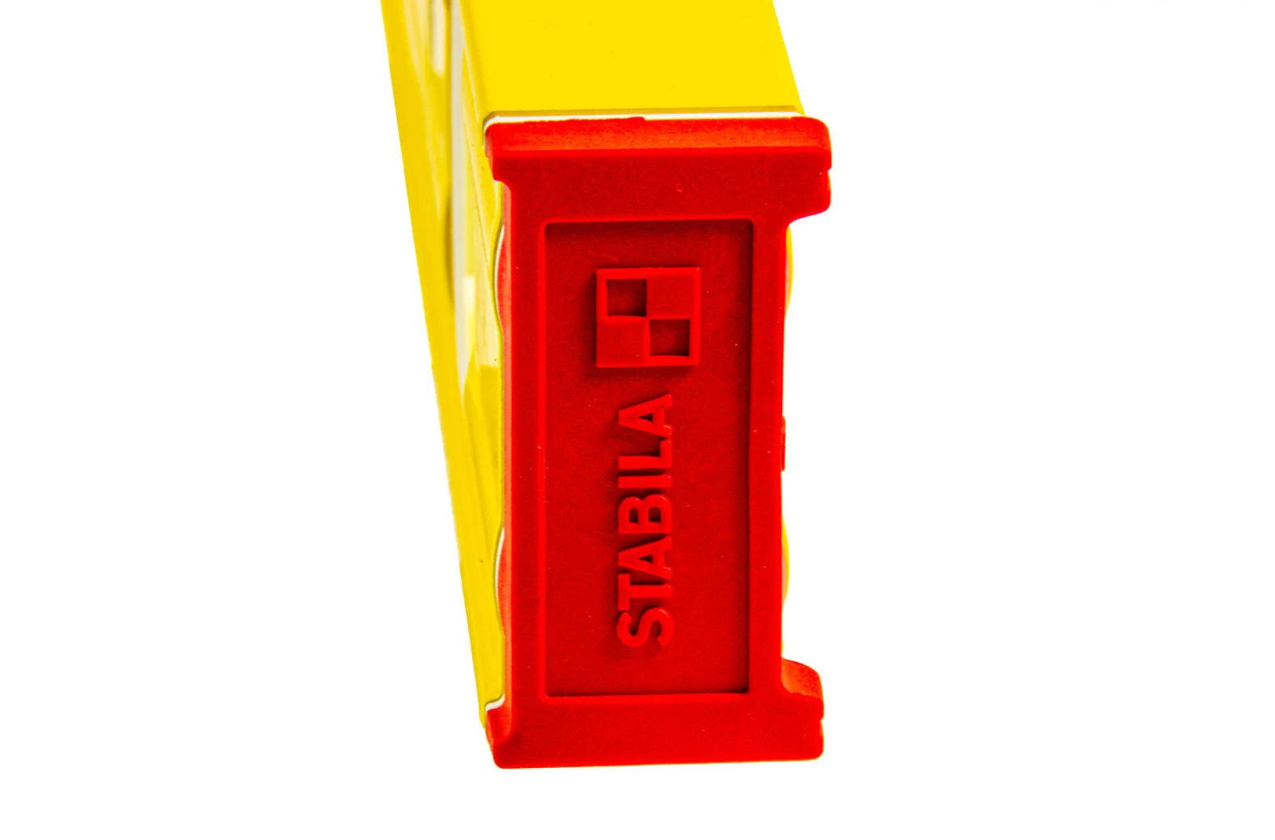Eine gelbe Wasserwaage mit roten Enden und dem Wort "STABILA". Die Wasserwaage befindet sich auf weißem Hintergrund.