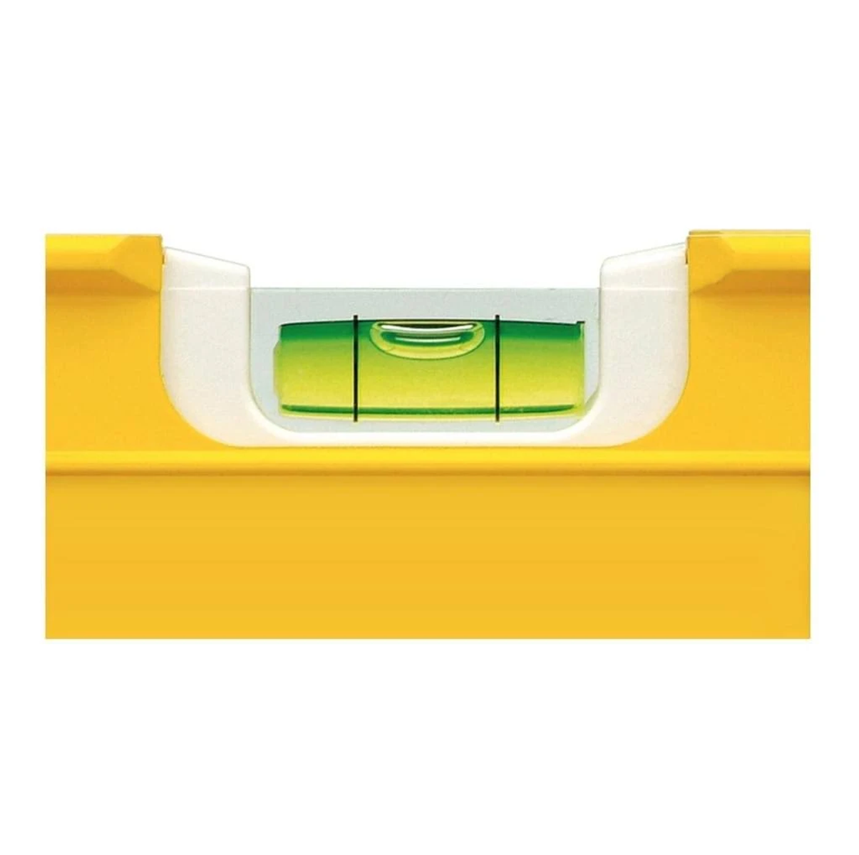 Gelbe Wasserwaage mit grüner Blase in der Mitte, vor weißem Hintergrund.