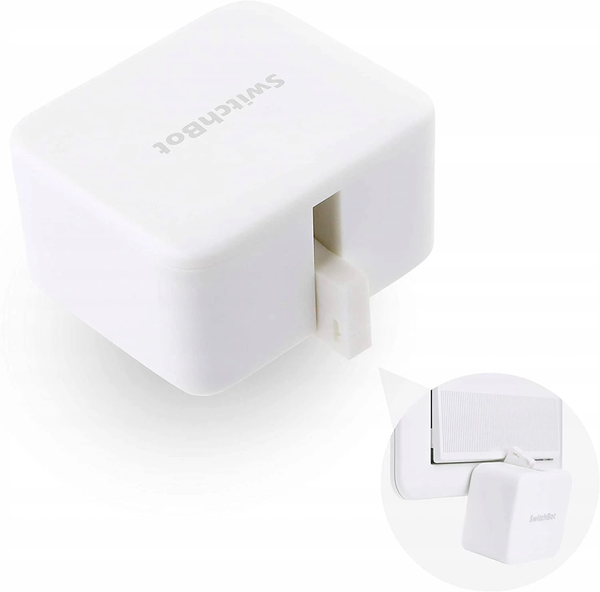 Un dispositivo Switchbot bianco è collegato a una presa a muro, con un altro accanto.